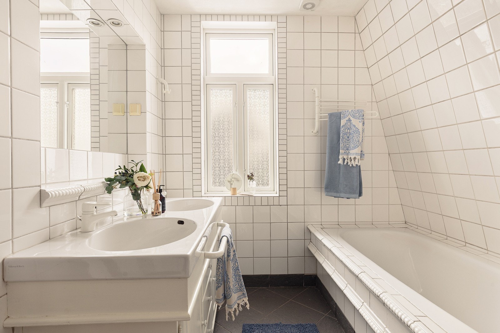 Badet i andre etasje er flislagt og innredet med badekar. Galleribilde