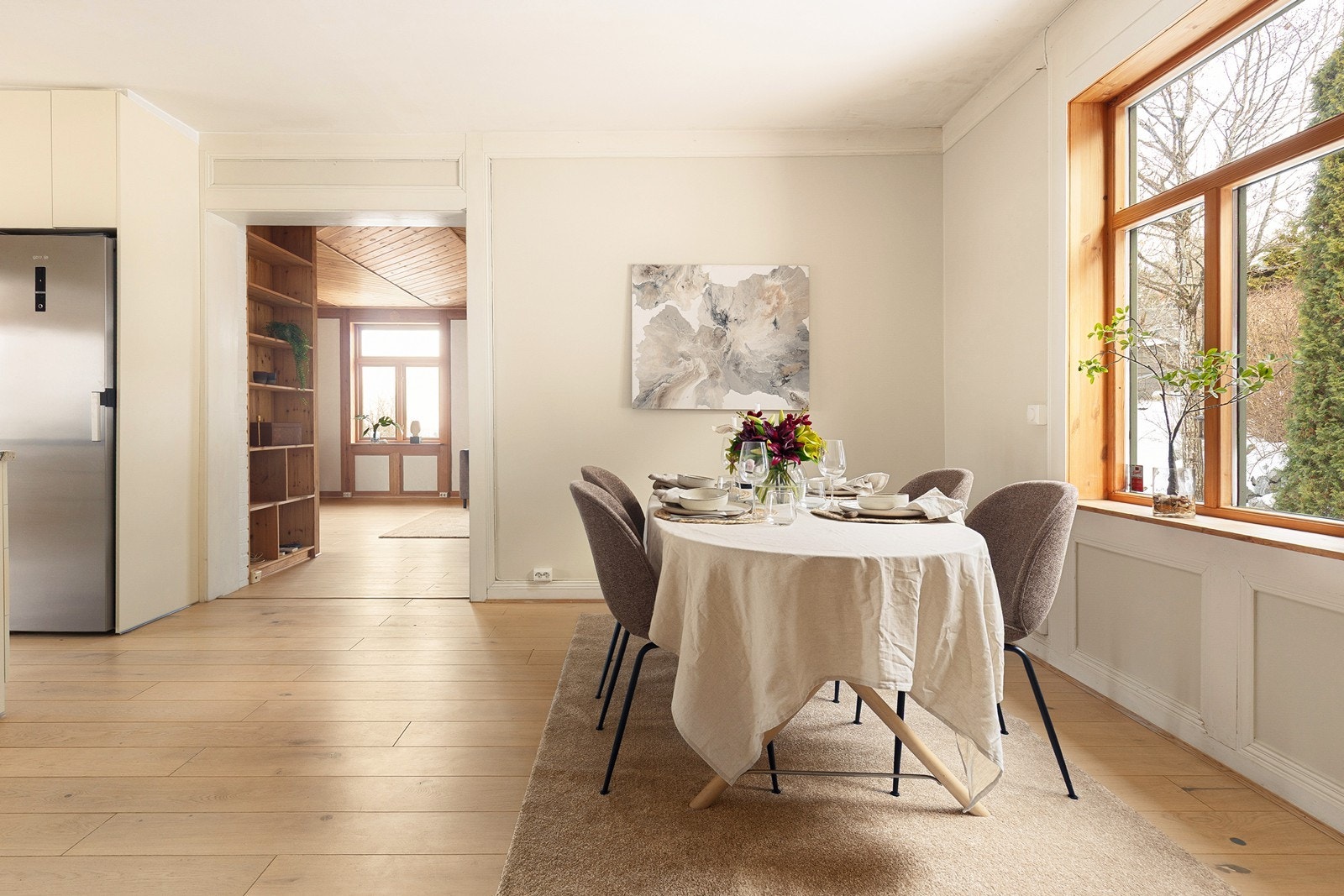 Spiseplassen binder stue og kjøkken sammen på en naturlig måte. Galleribilde