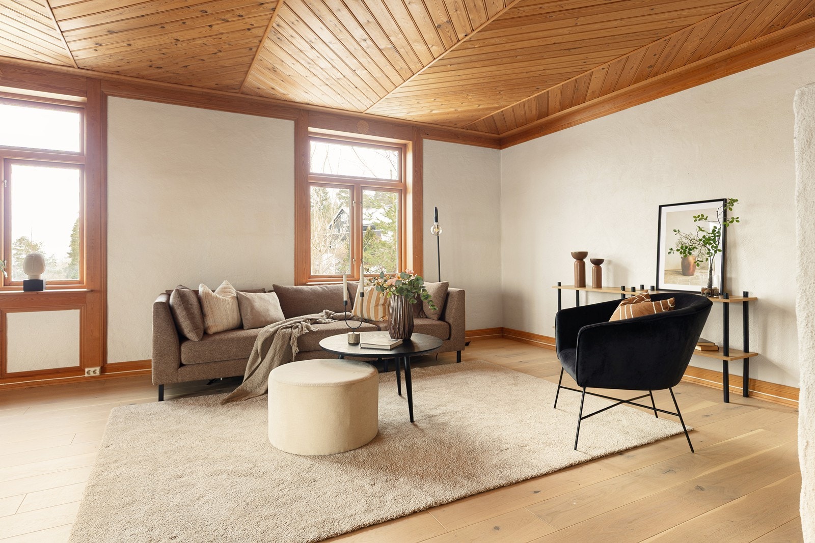 Vinduene fra slipper inn rikelig med lys og gir en god romfølelse. Galleribilde