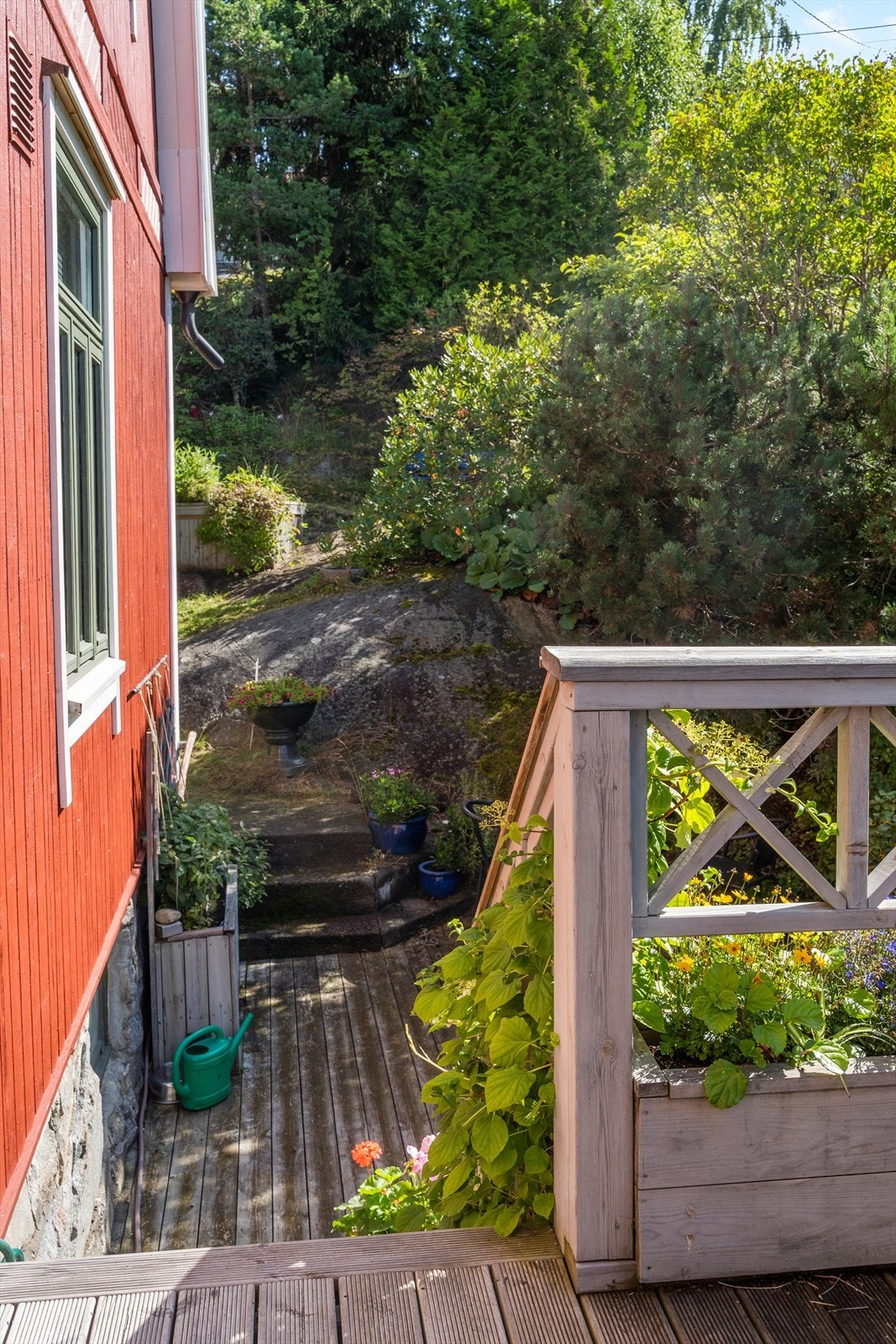 Trapper og stier binder de ulike nivåene i hagen sammen. Galleribilde