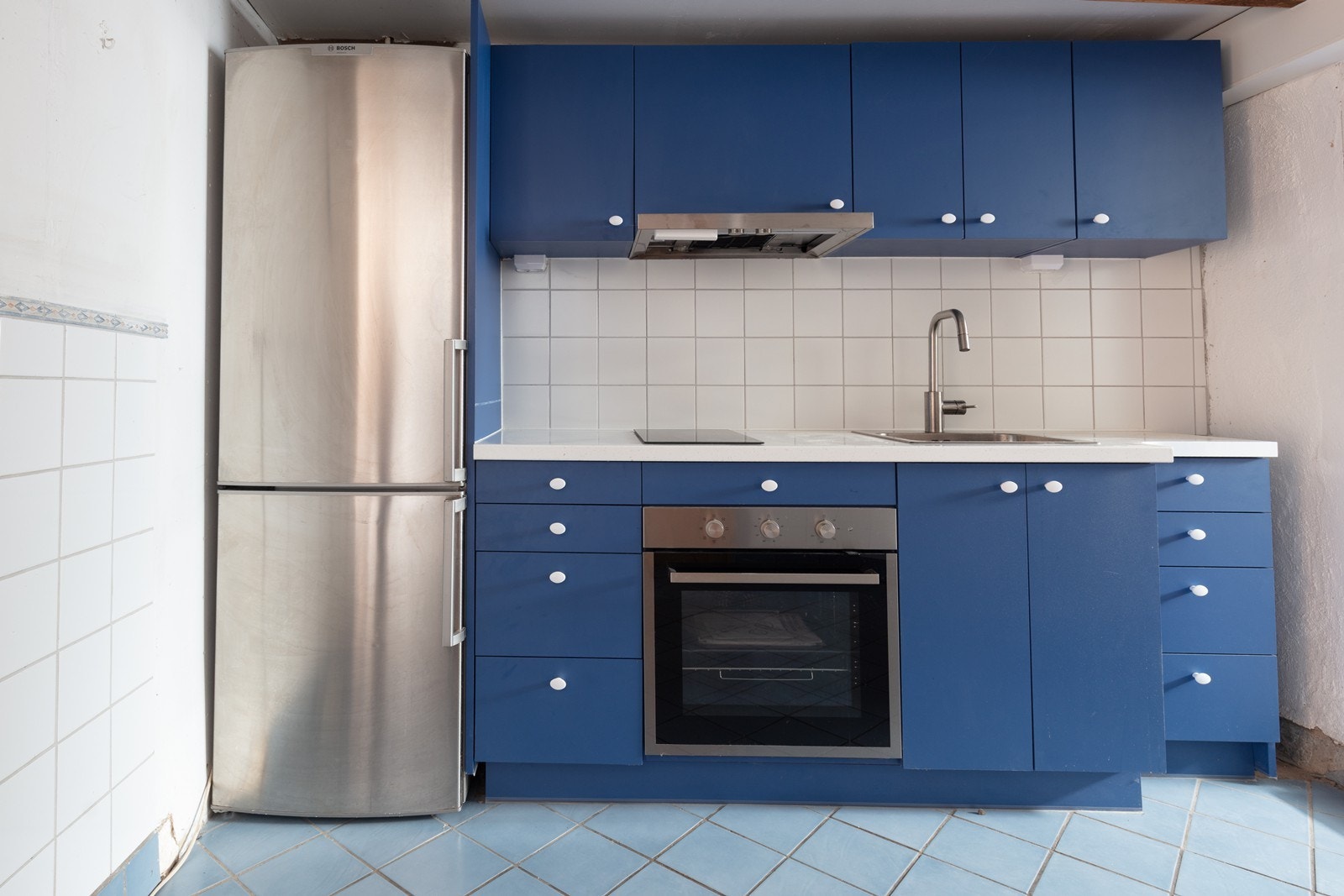 Kjøkkenet er utstyrt med integrert platetopp, mikro og stekeovn. Galleribilde