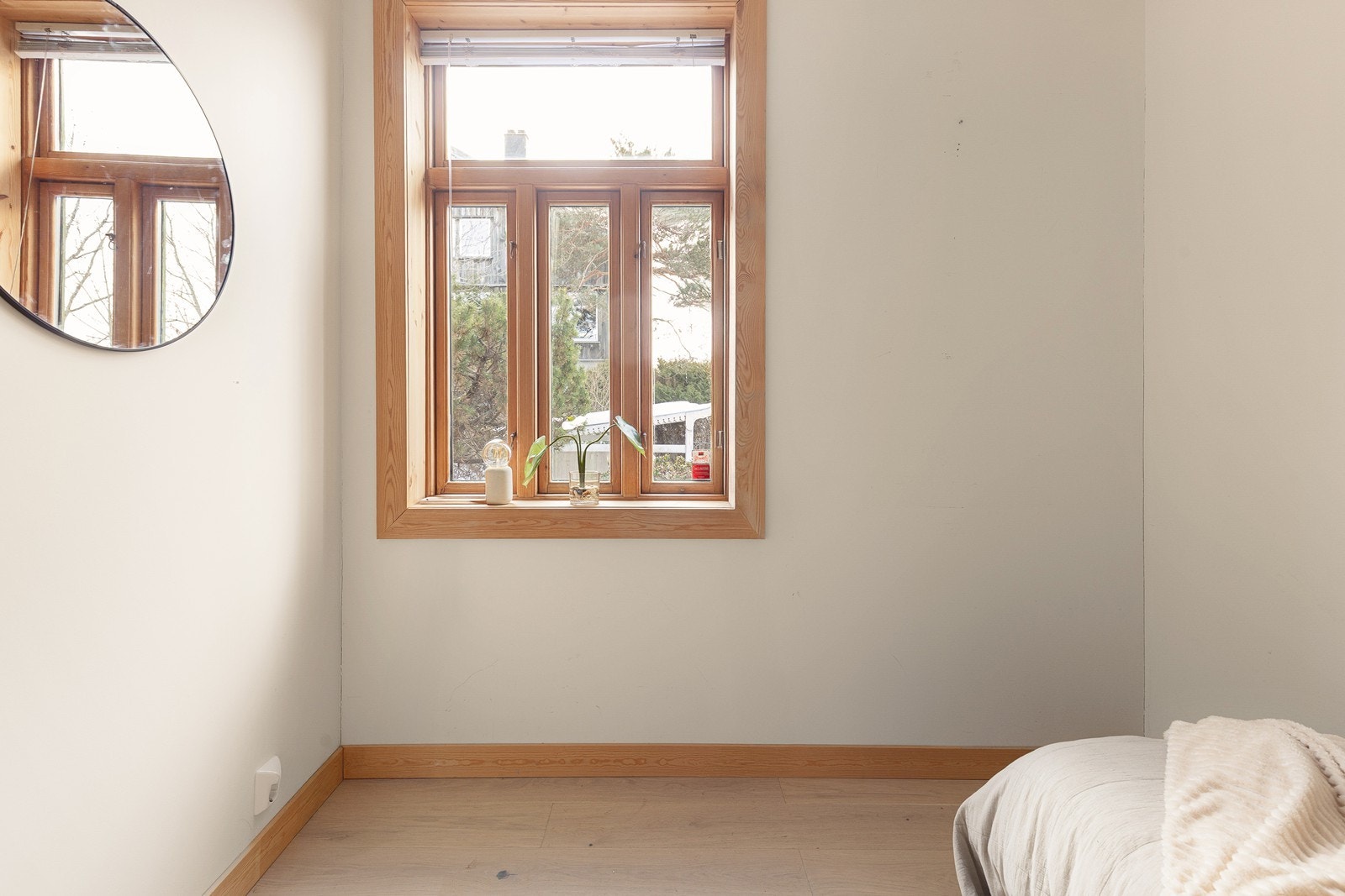 Vinduet gir godt med dagslys og har en dyp karm. Galleribilde