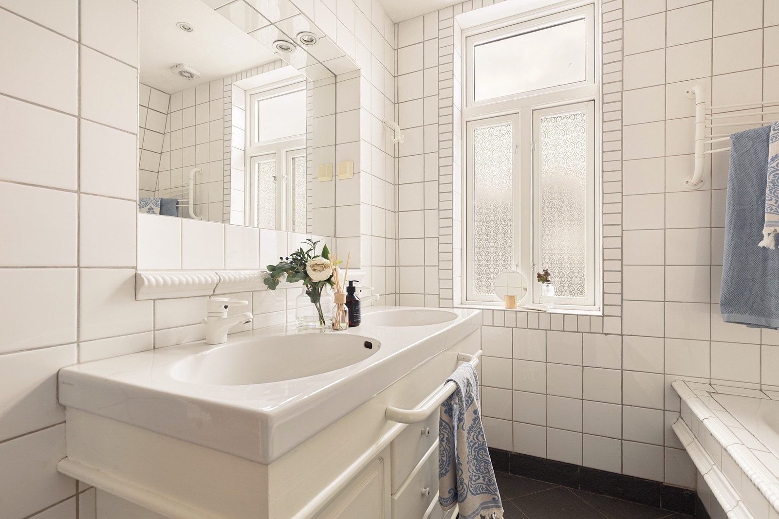 Rommet har en dobbel servant og godt med oppbevaringsplass. Galleribilde