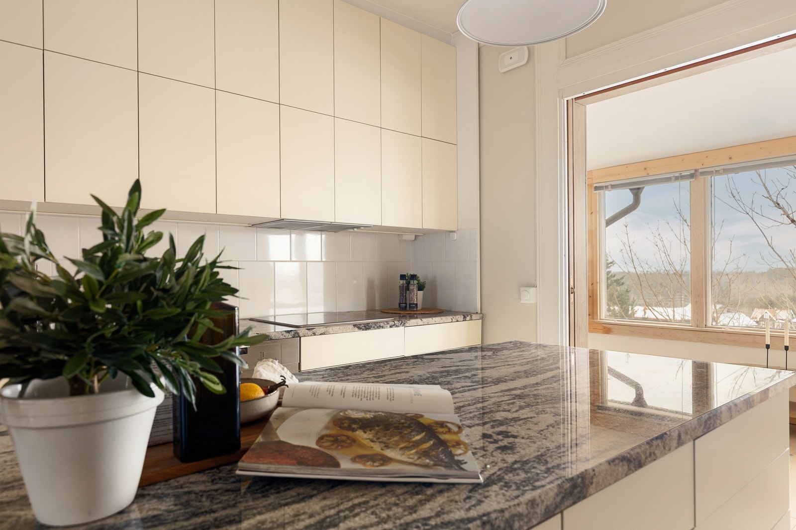 Kjøkkenet er utstyrt med integrert platetopp, mikro og stekeovn, samt opplegg for oppvaskmaskin. Galleribilde