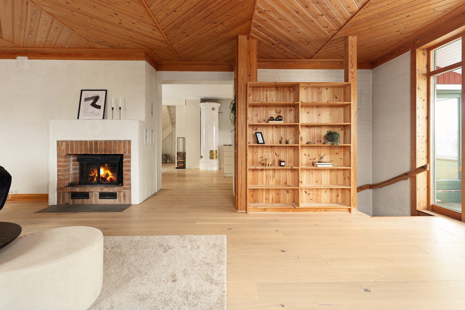 Rommet har et flott trepanel i himlingen og plassbygde hyller som gir karakter. Galleribilde