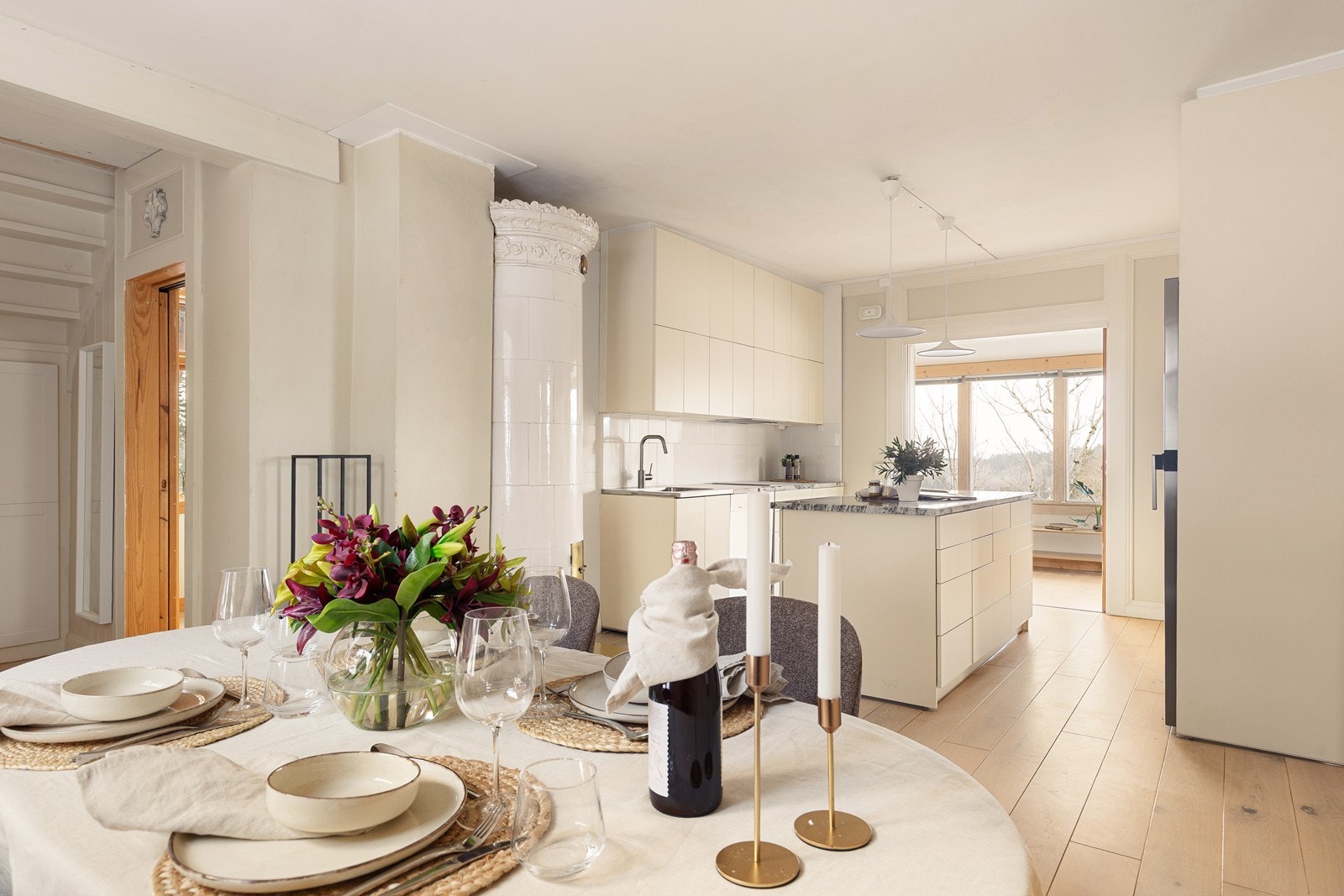 I tilknytning til kjøkkenet ligger spisestuen, med en klassisk kakkelovn som et sentralt element. Galleribilde