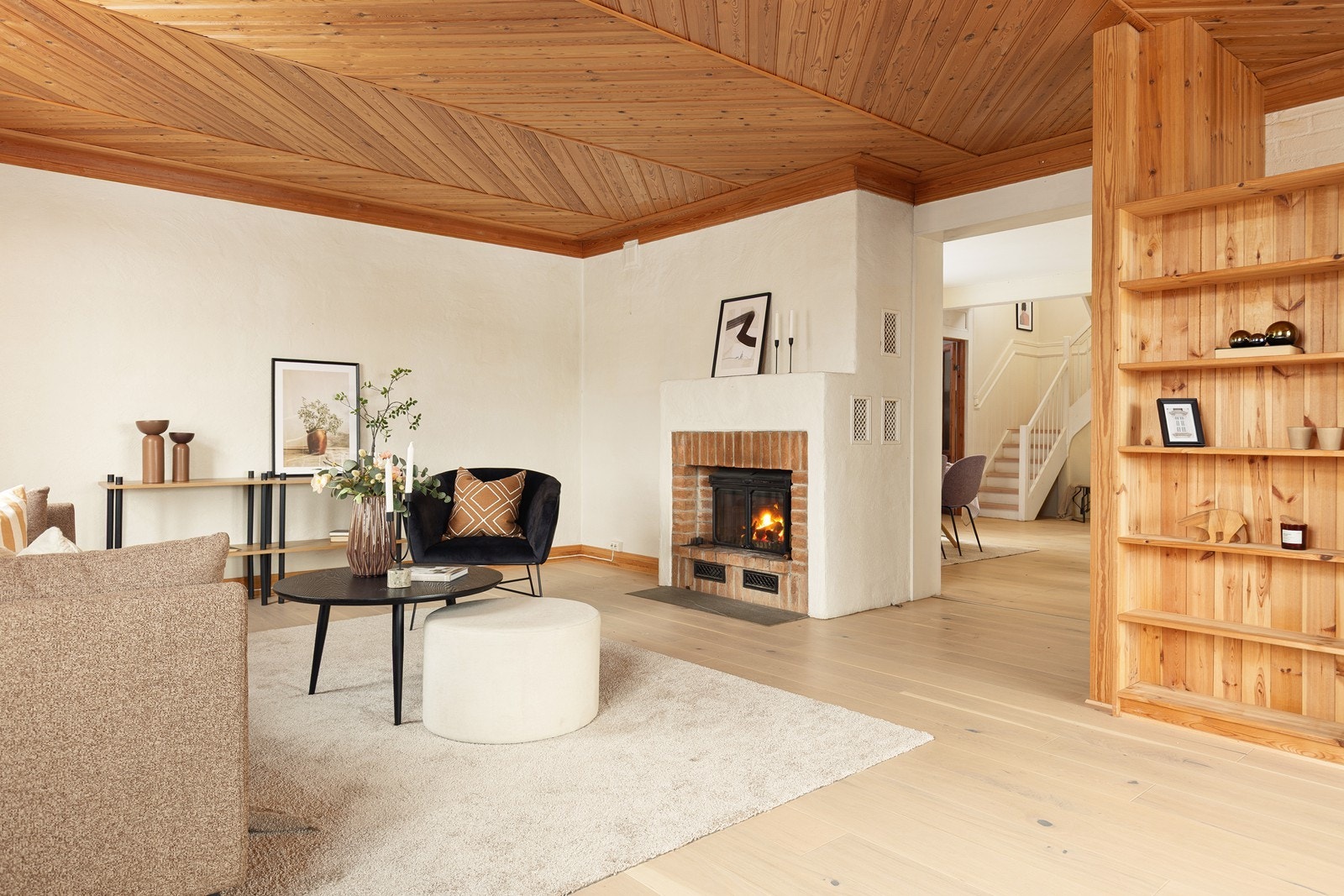 Stuen er et romslig samlingspunkt med en peis med innsats som gir varme og atmosfære. Galleribilde