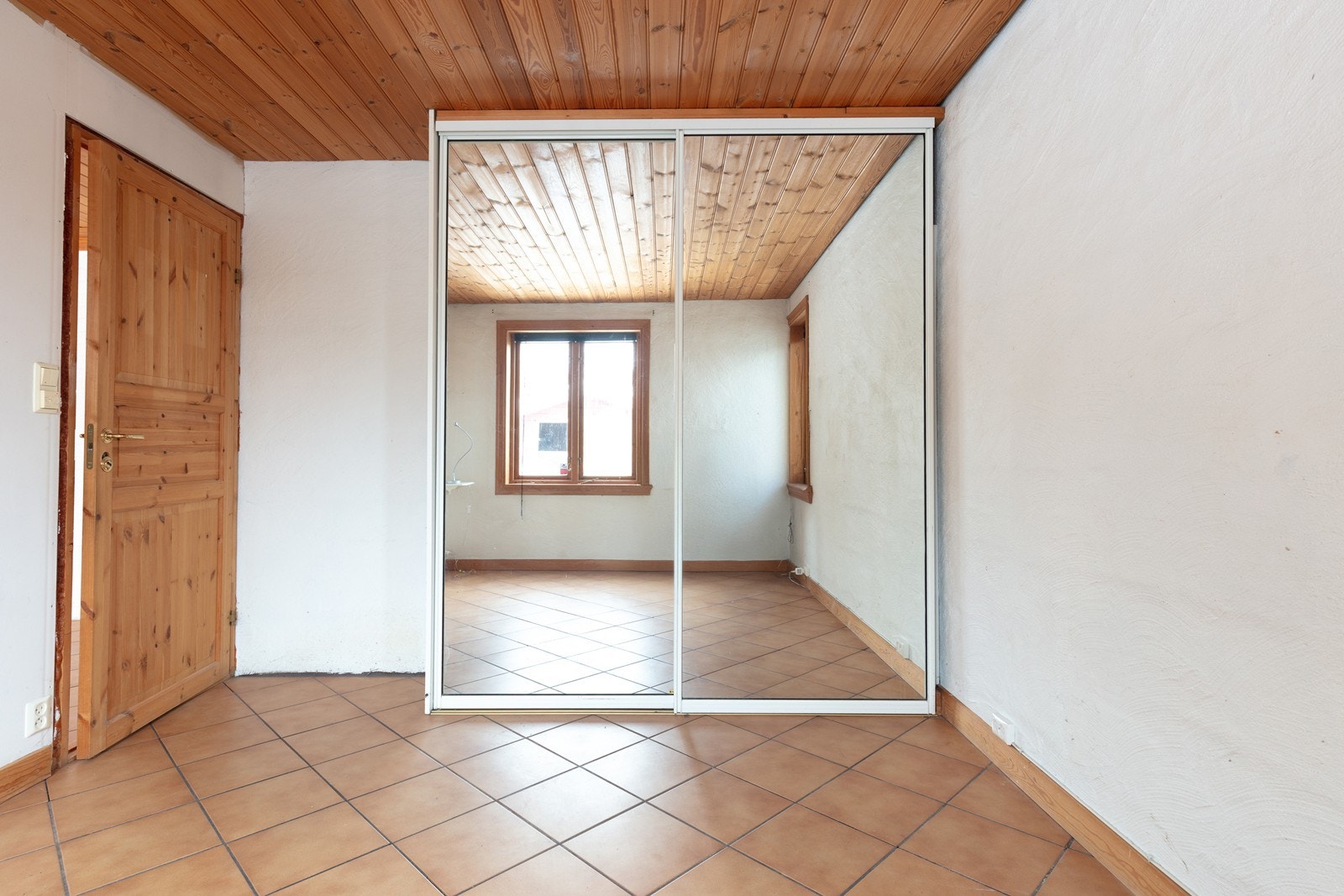 Soverommet i kjellerenheten har god plass til seng og garderobeskap. Galleribilde