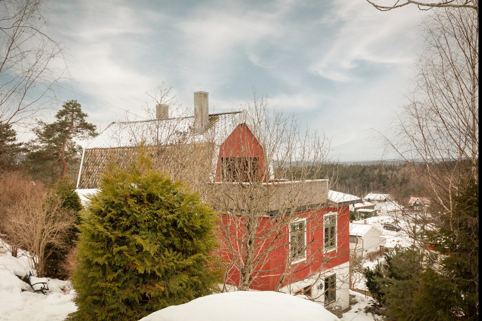 Eiendommen er omkranset av trær og grøntområder. Galleribilde