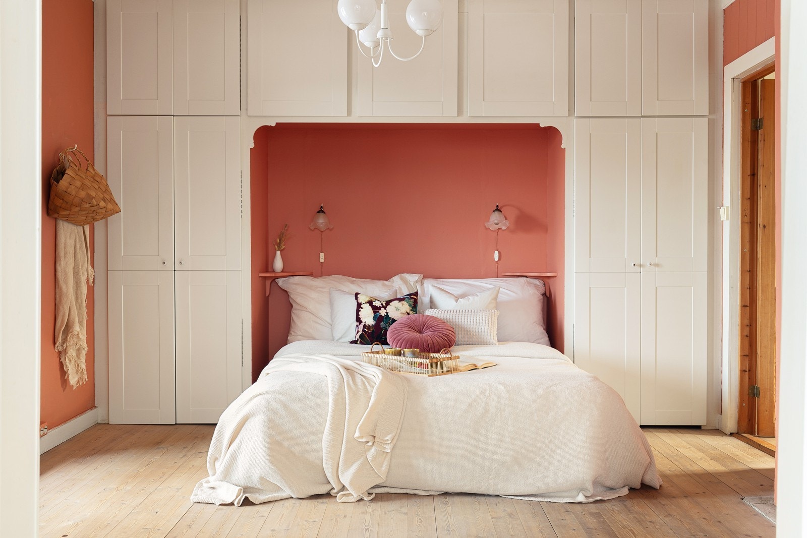 En smart løsning med sengealkove og integrerte skap utnytter plassen optimalt. Galleribilde