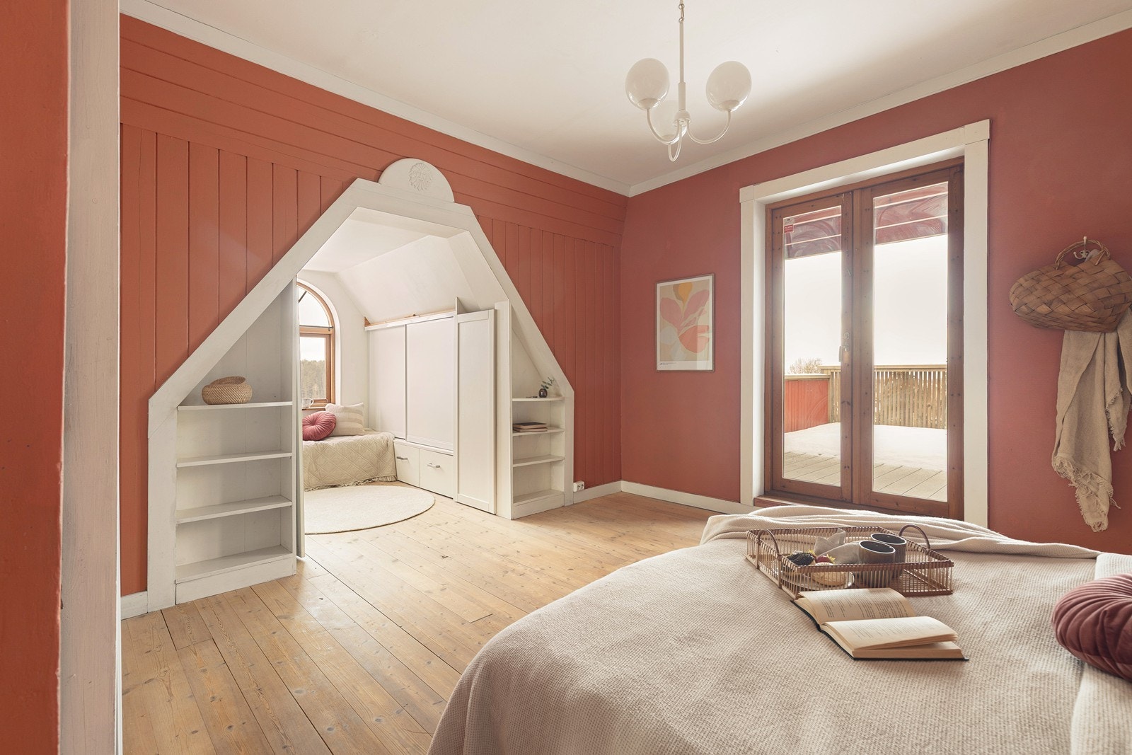 Hovedsoverommet i andre etasje har direkte utgang til den romslige takterrassen. Galleribilde