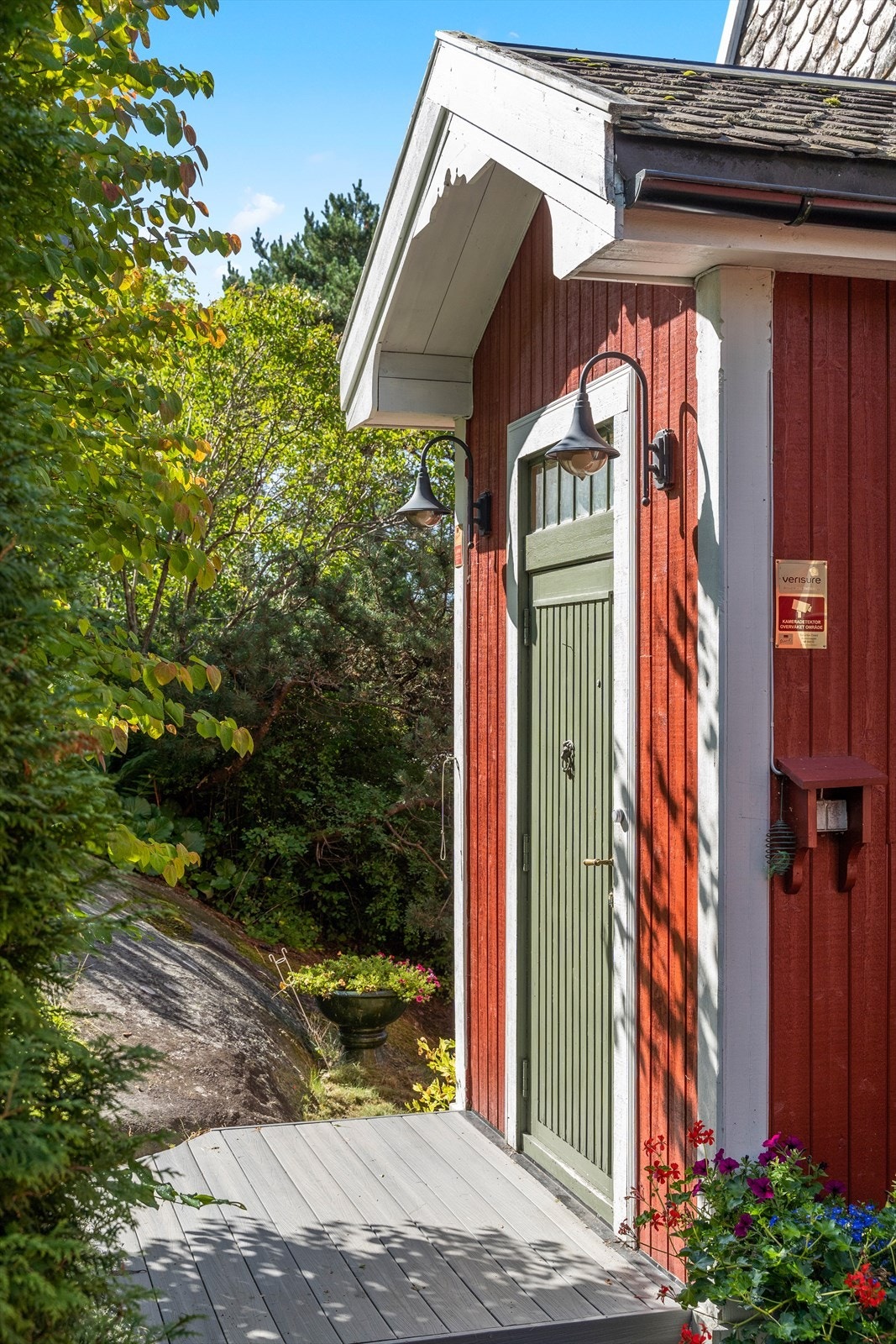 En solid, malt hovedytterdør ønsker deg velkommen inn i boligens hoveddel. Galleribilde