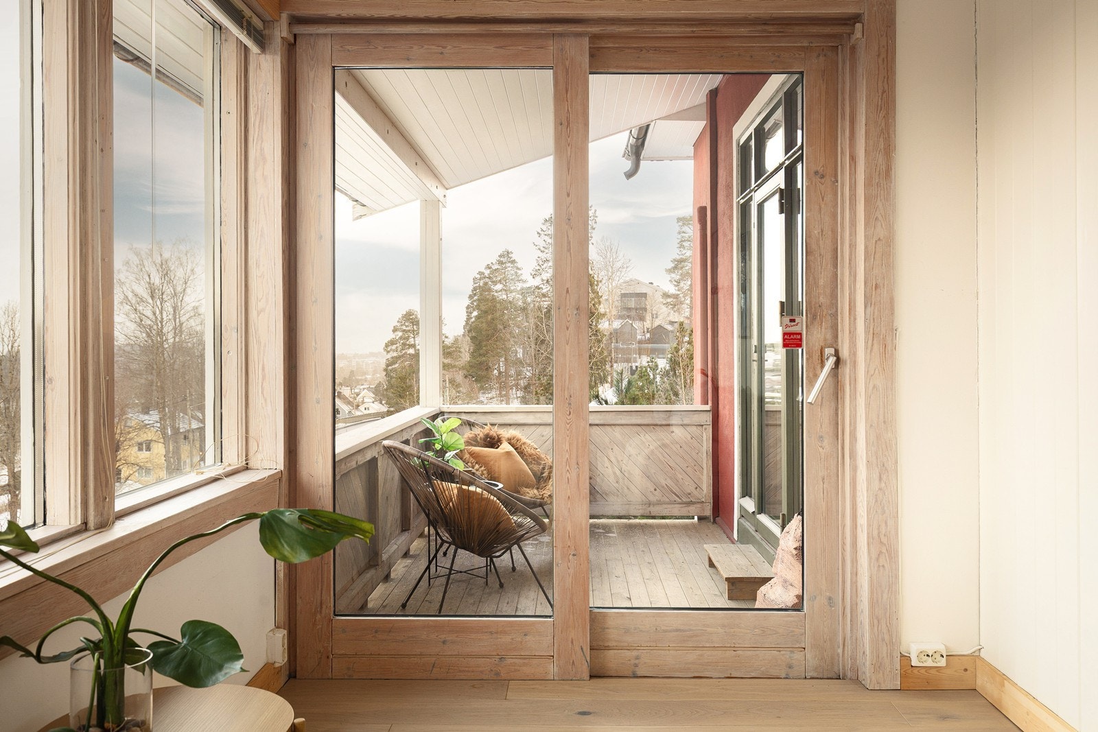 Fra glassverandaen er det utgang til den nordvendte balkongen. Galleribilde