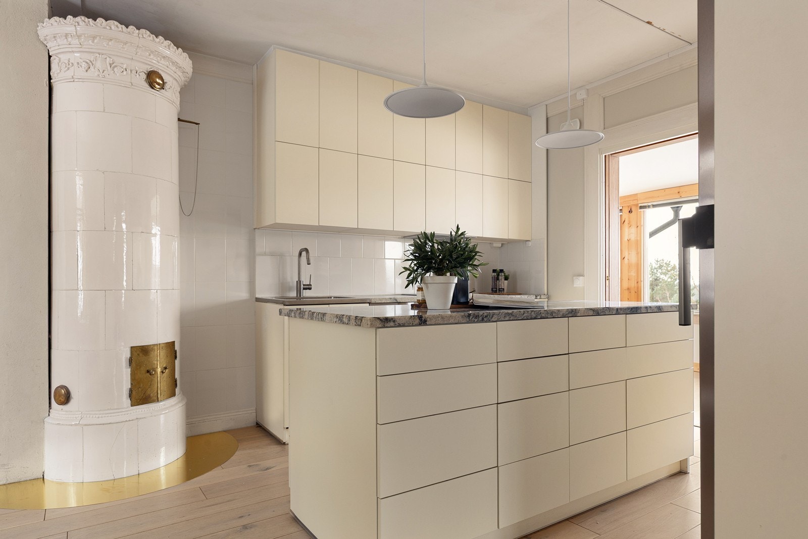 Kakkelovnen er både et vakkert møbel og en effektiv varmekilde på kalde dager. Galleribilde