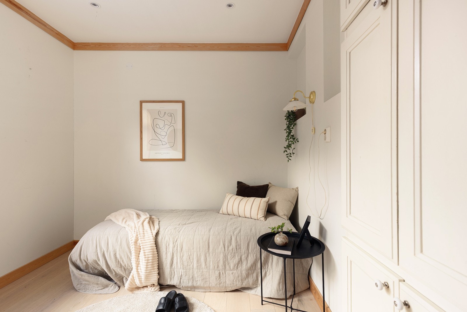 Soverommet i første etasje er lyst og har plass til seng og garderobeløsning. Galleribilde