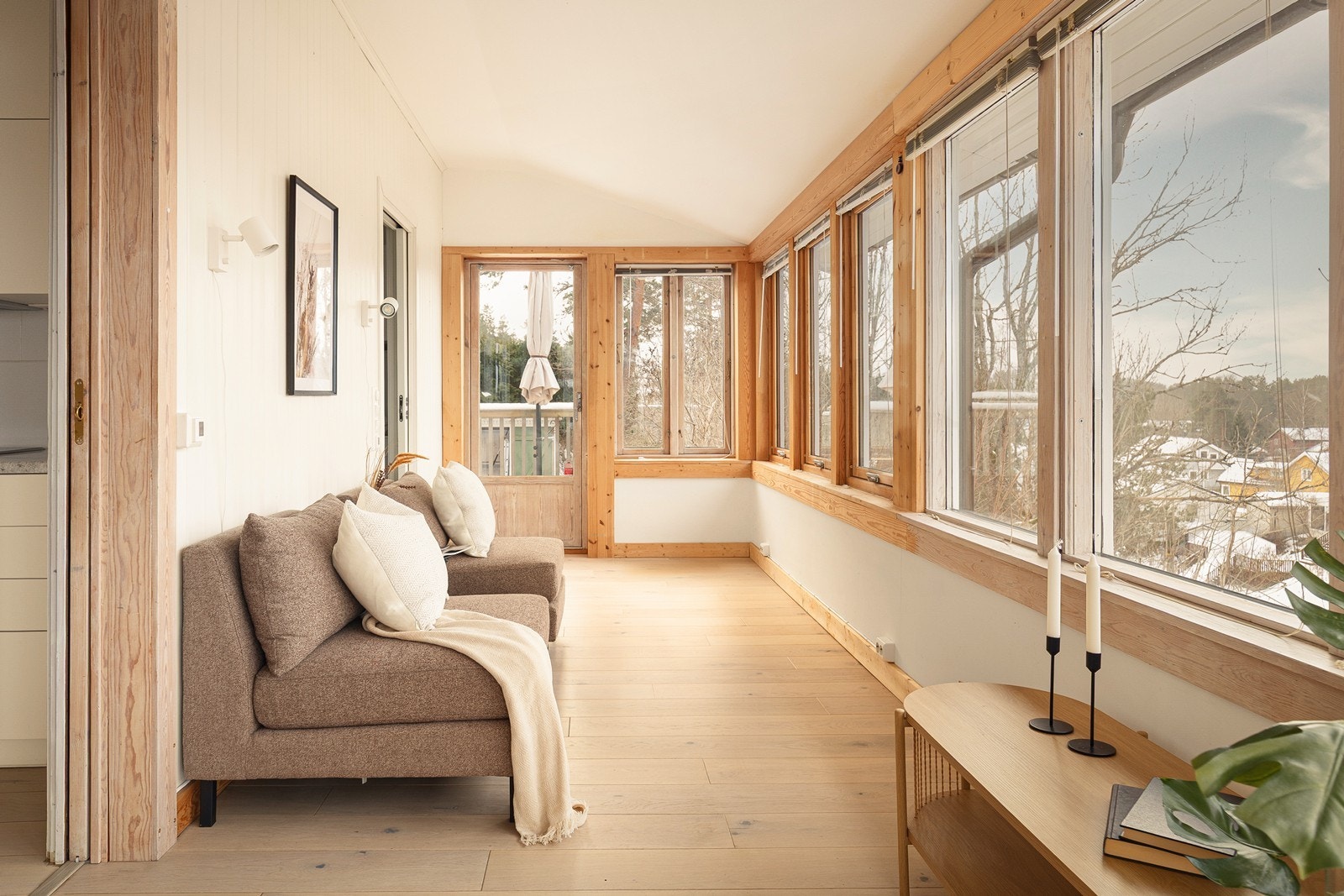 De store vindusflatene gir en følelse av å være tett på naturen utenfor. Galleribilde