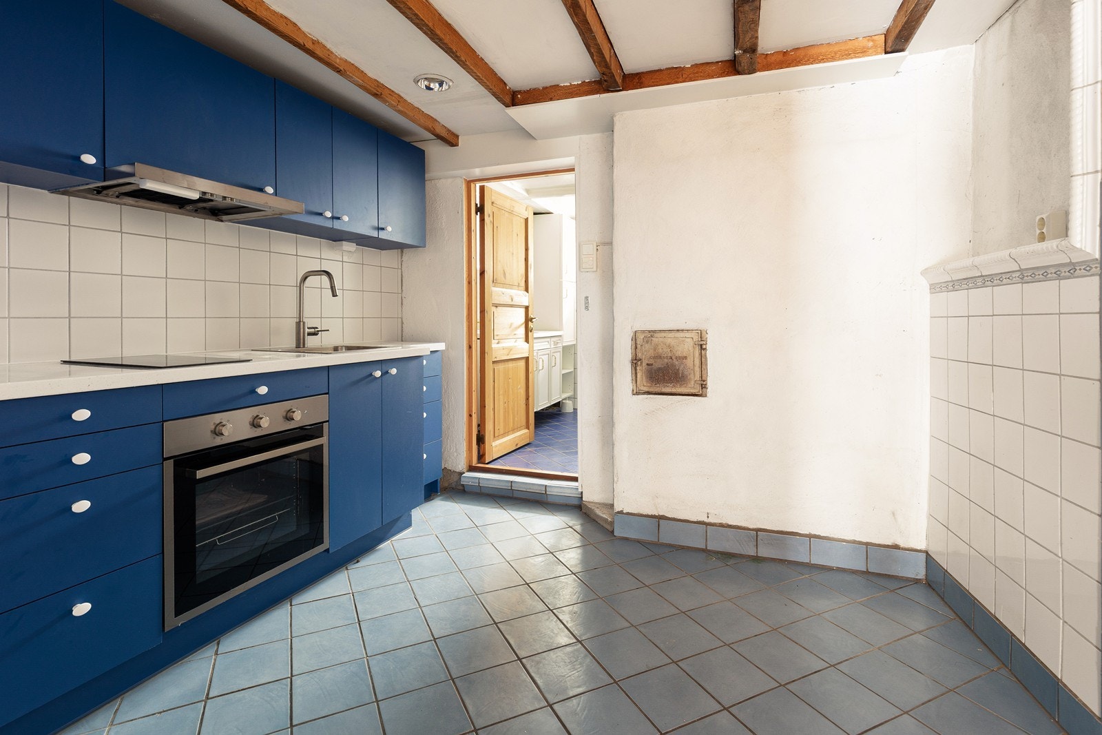 Det funksjonelle kjøkkenet i kjelleren har innredning med glatte fronter. Galleribilde