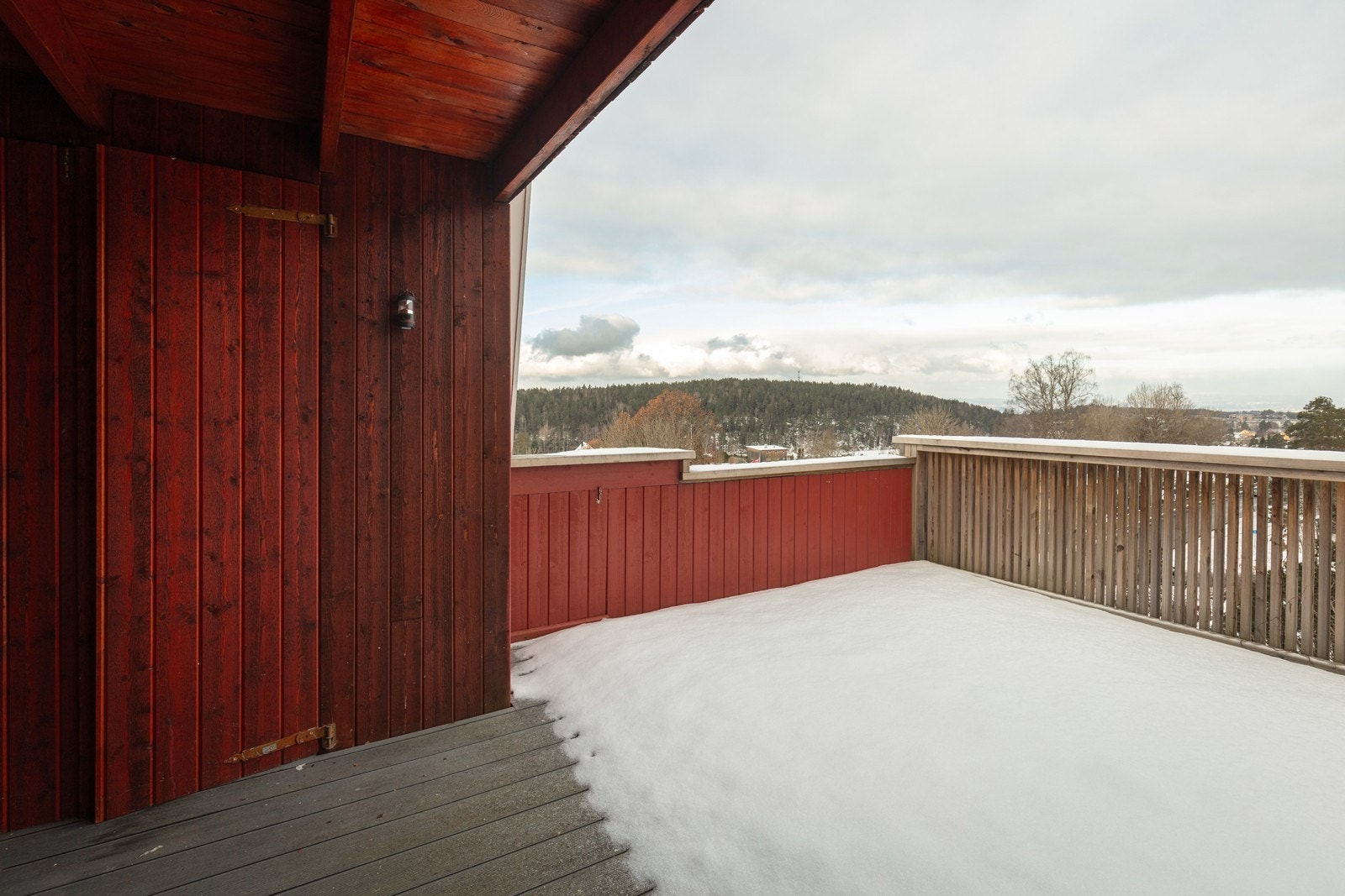 Den store takterrassen på ca. 20 m² er en usjenert og solrik uteplass. Galleribilde