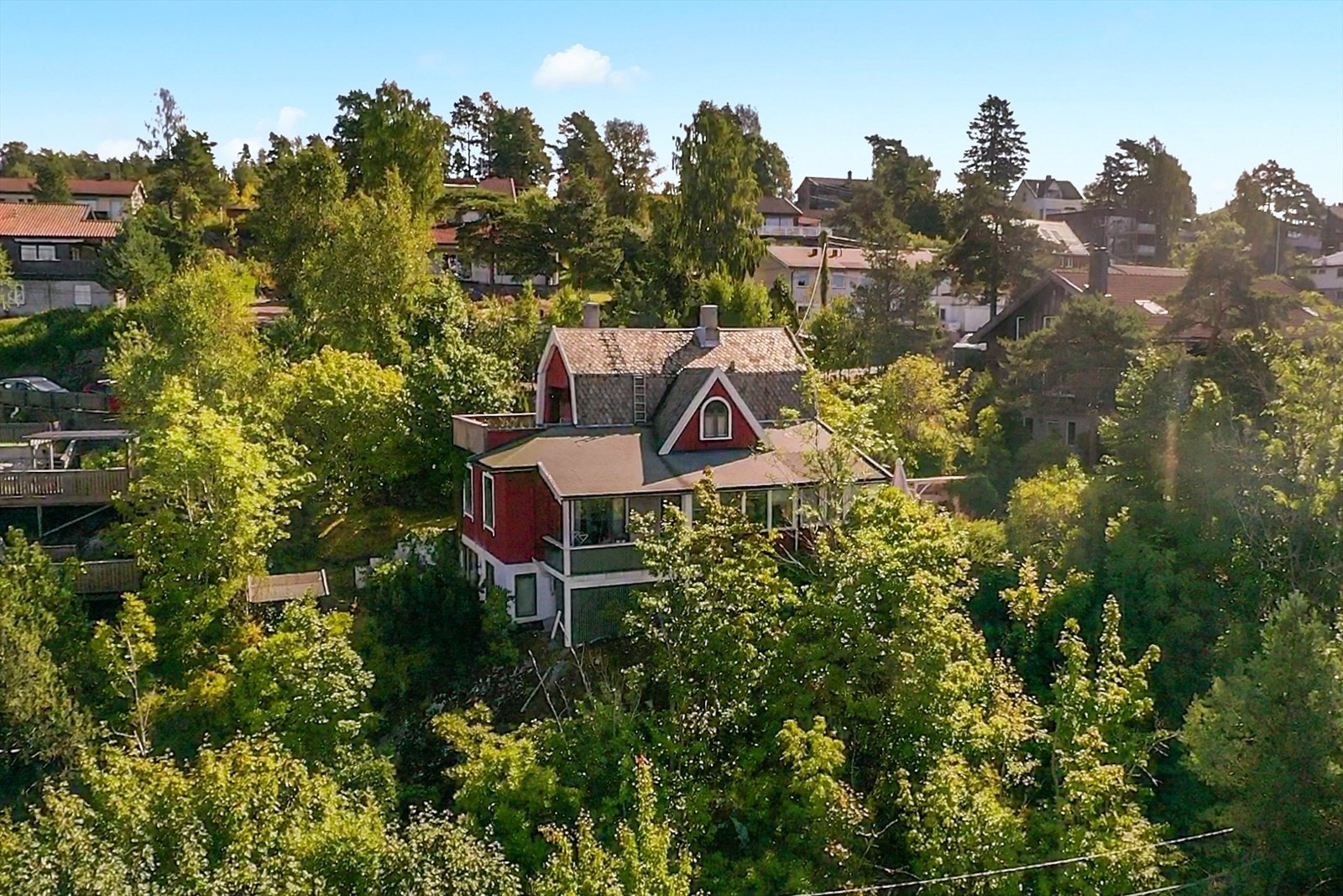 En klassisk enebolig med en frodig og usjenert hage. Galleribilde