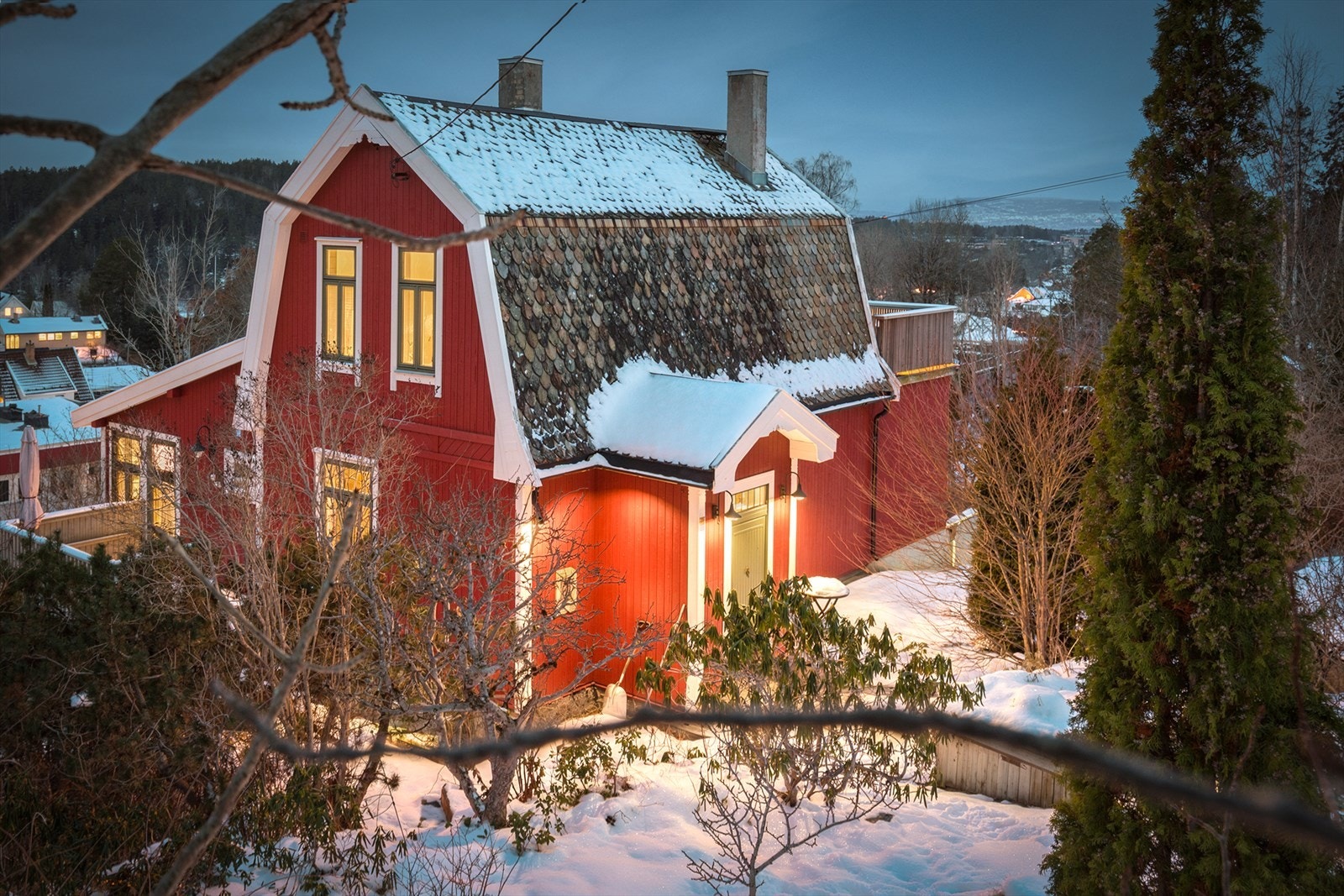 Velkommen til Bekkeliveien 153 presentert av Marius Inderhaug Østby! Bildene er tatt av Carina Heier i Studio Oslo Galleribilde