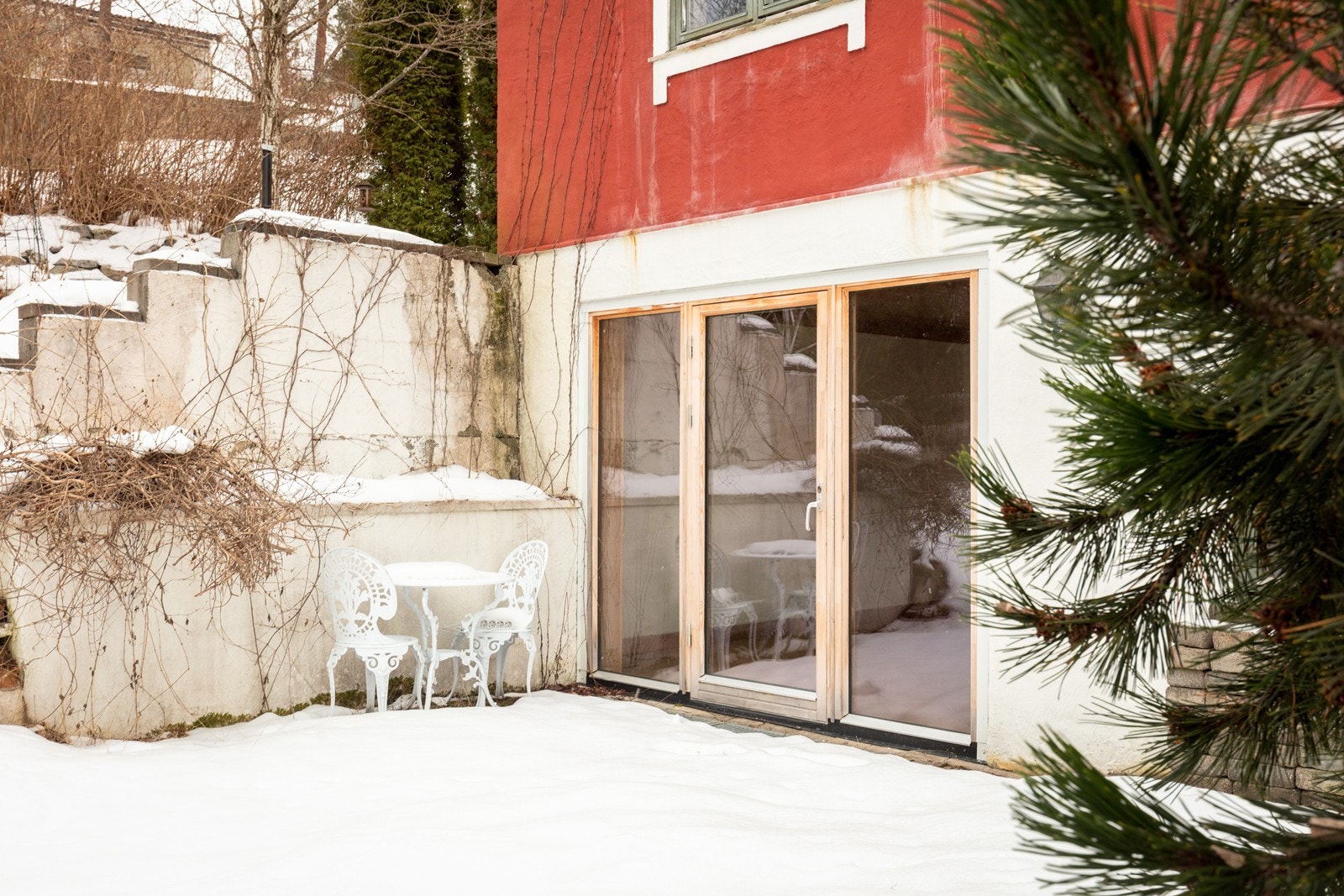 Fra kjelleren er det direkte utgang til en egen uteplass i hagen. Galleribilde