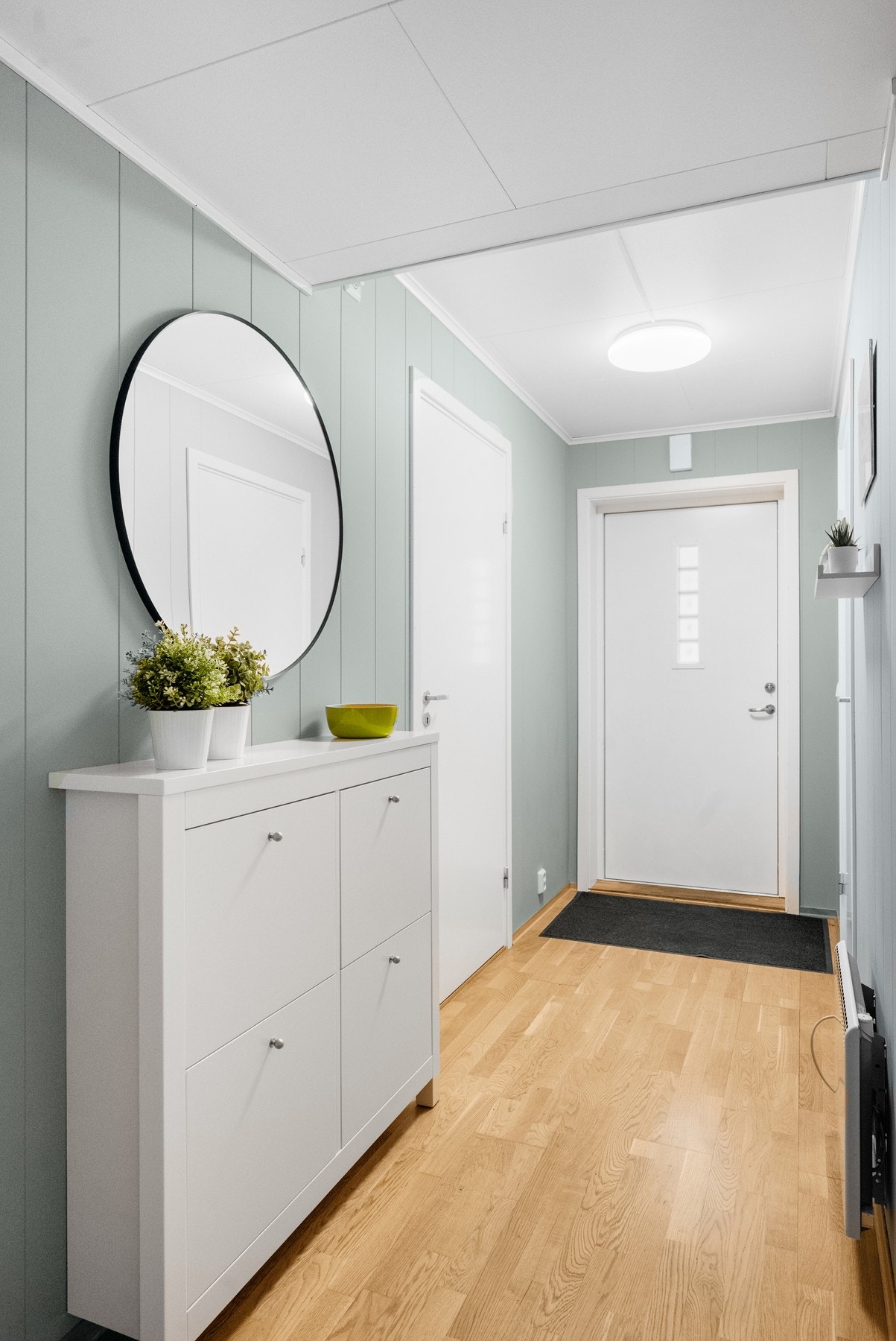 Adkomst til gang med plass til oppbevaring av klær og sko. Galleribilde