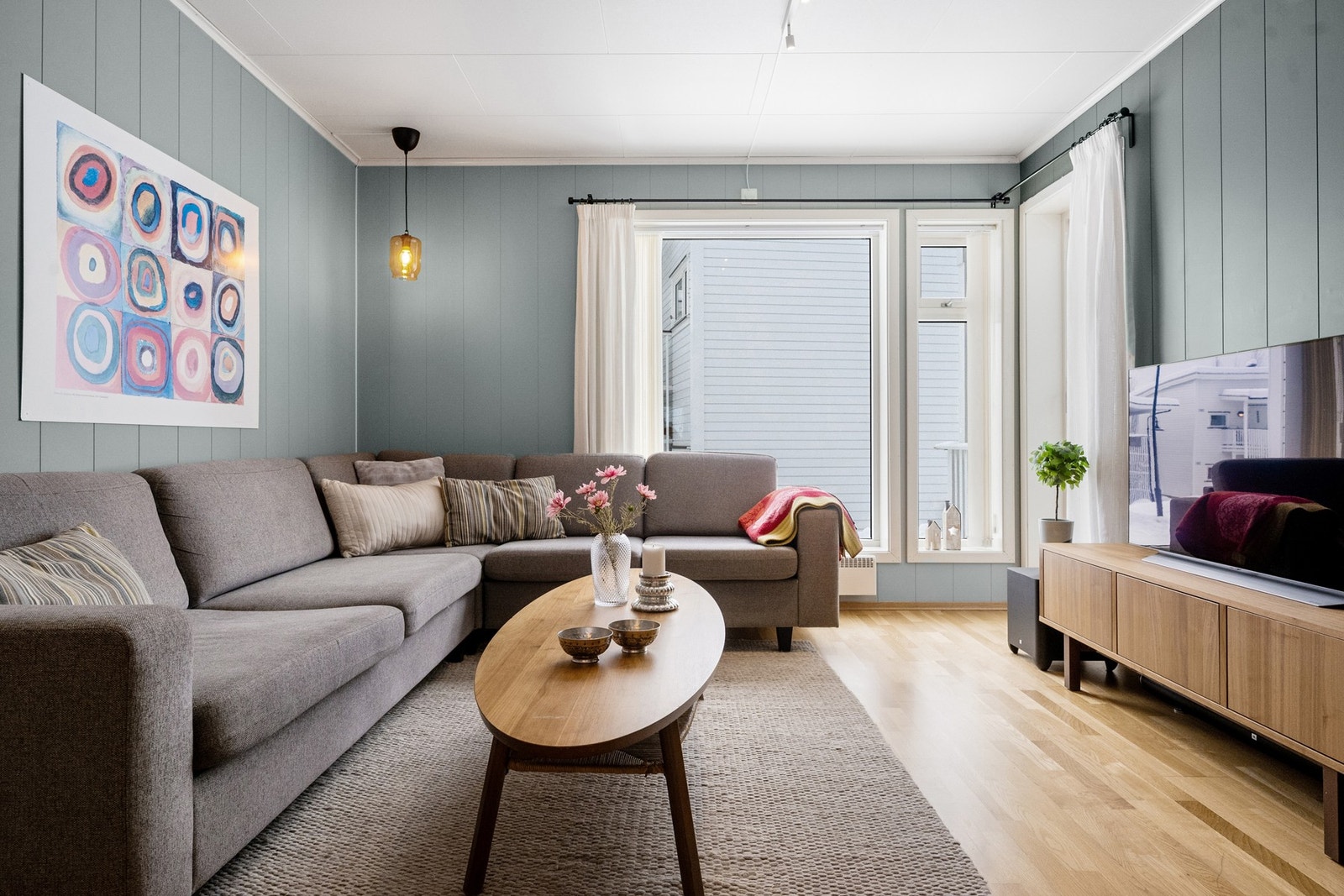 Stue og kjøkken danner et naturlig samlingspunkt i boligen. Store vindusflater sikrer godt lysinnslipp. Galleribilde