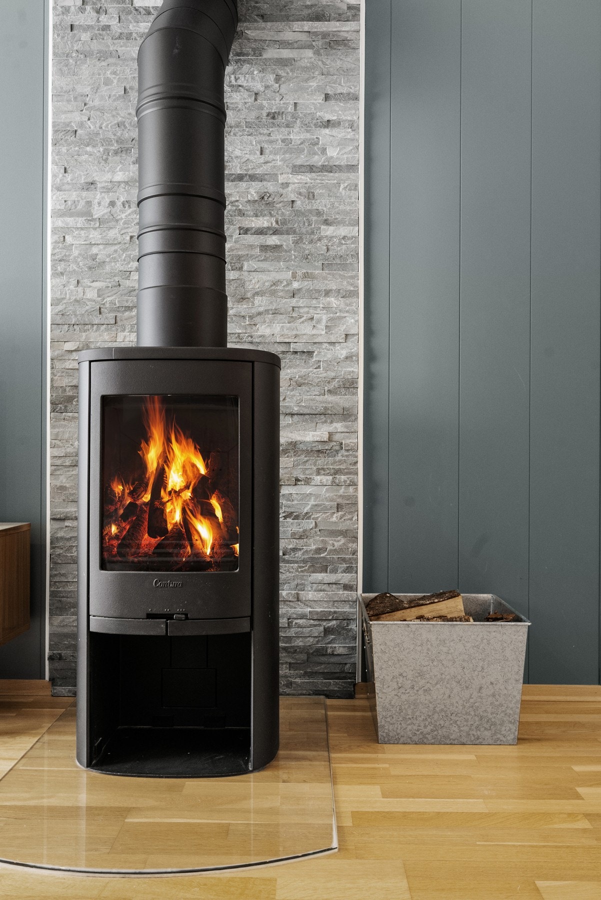 Oppvarming skjer med både strøm og peis, som gir fleksible og effektive oppvarmingsmuligheter. Galleribilde