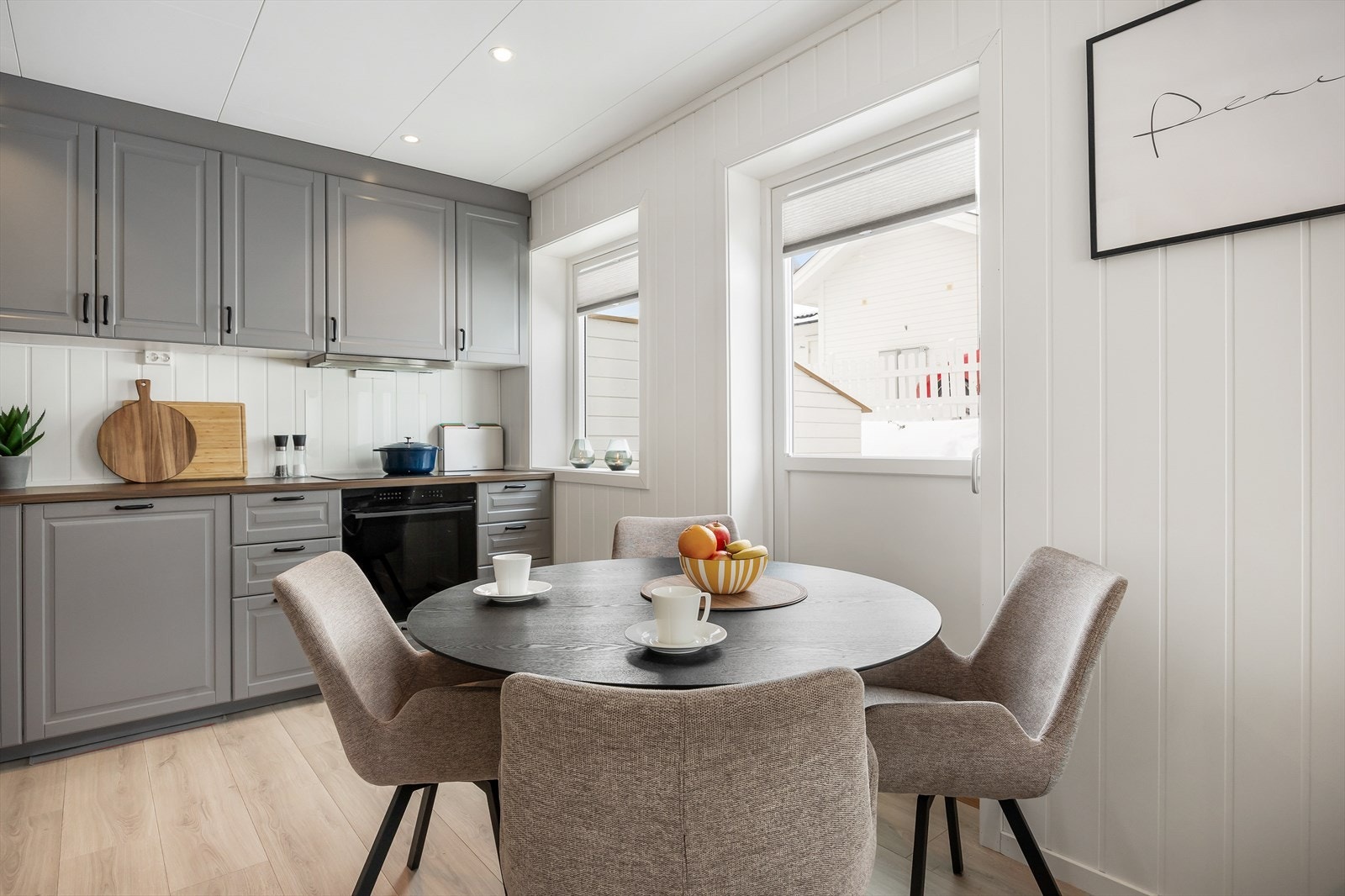 Alle hvitevarer er integrerte - bestående av stekeovn, induksjonstopp, oppvaskmaskin og kombinert kjøl/frys. Galleribilde