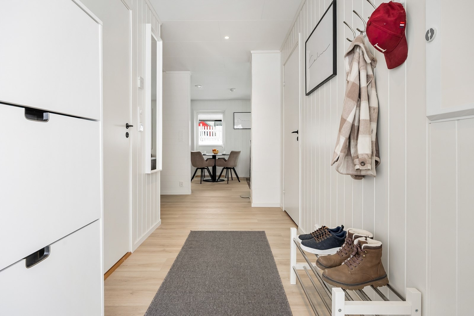 Det er åpen garderobeløsning, men plass til oppbevaringsmøblement om ønskelig. Galleribilde