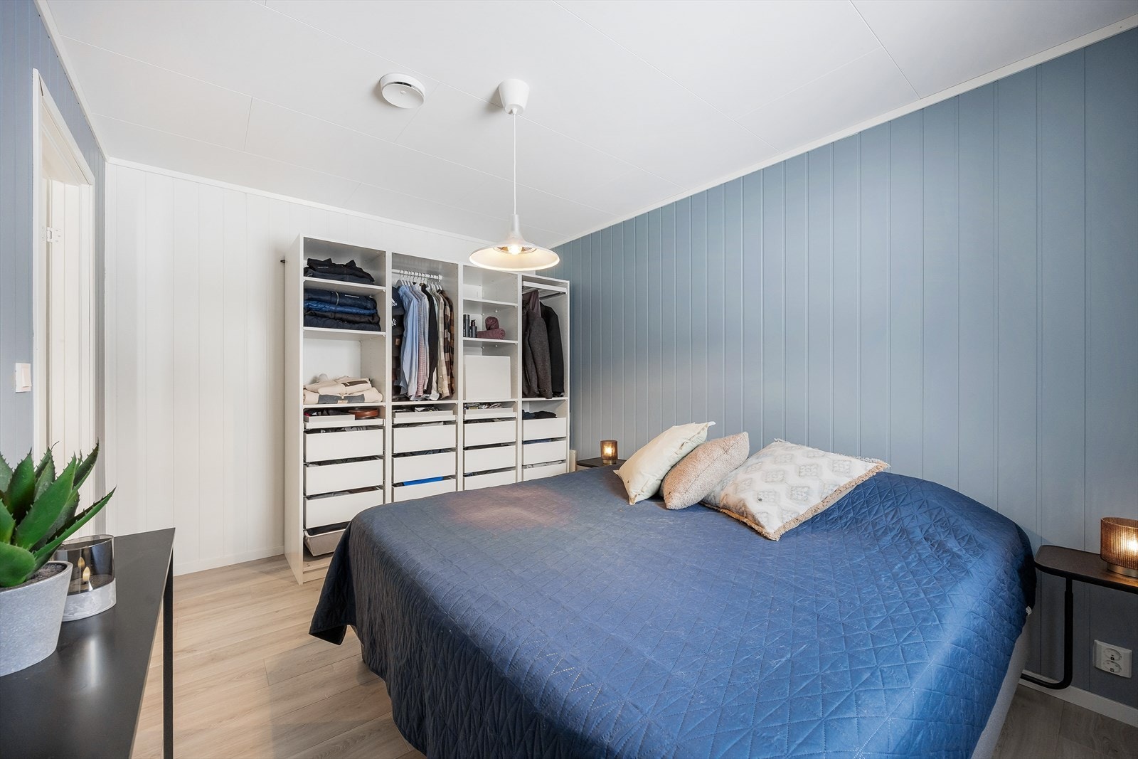 Boligen har tre gode soverom - hvorav dette ligger i første etasje. Galleribilde