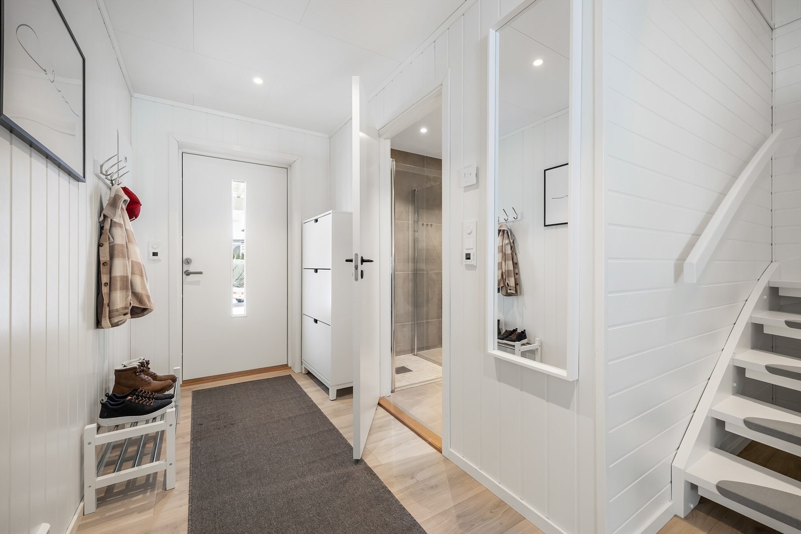 I himlingen er det downlights, og i gulvet er det lun varme. Galleribilde