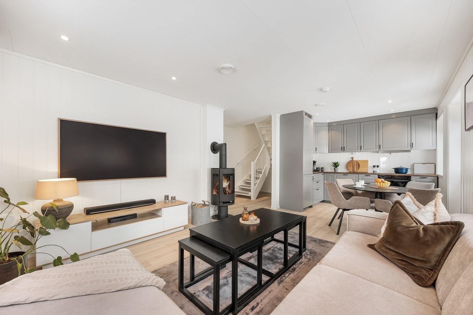 Stue og kjøkken danner et åpent og sosialt allrom. Galleribilde