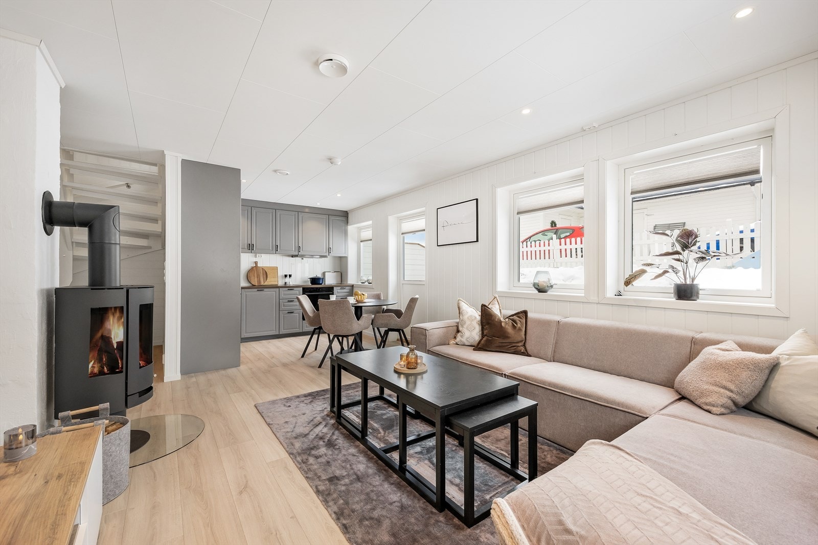 Allrommet har gode vindusflater som gir rikelig med naturlig lysinnfall. Galleribilde