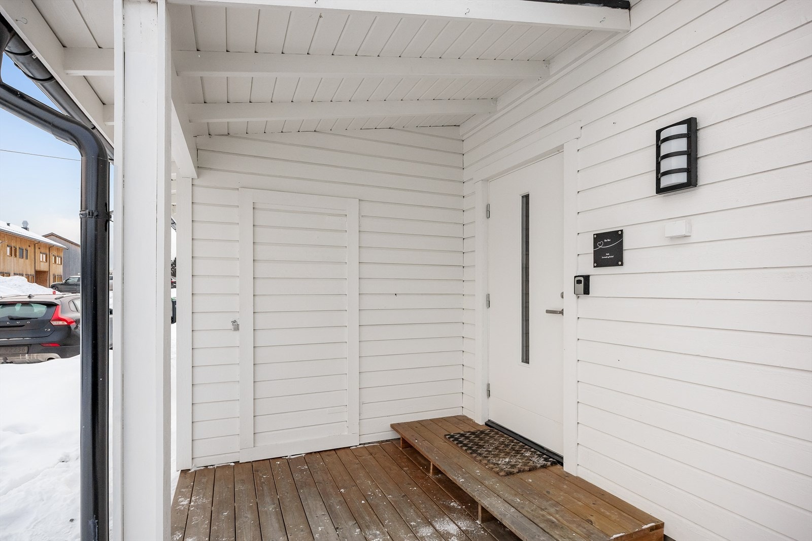 I forbindelse med inngangspartiet er det adkomst til en praktisk sportsbod. Galleribilde