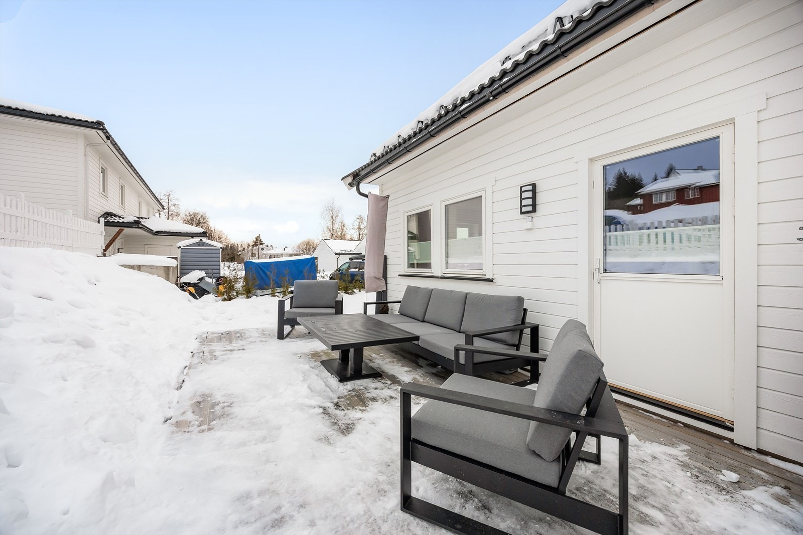 Terrassen har både levegg og uttrekkbar skjermvegg. Galleribilde