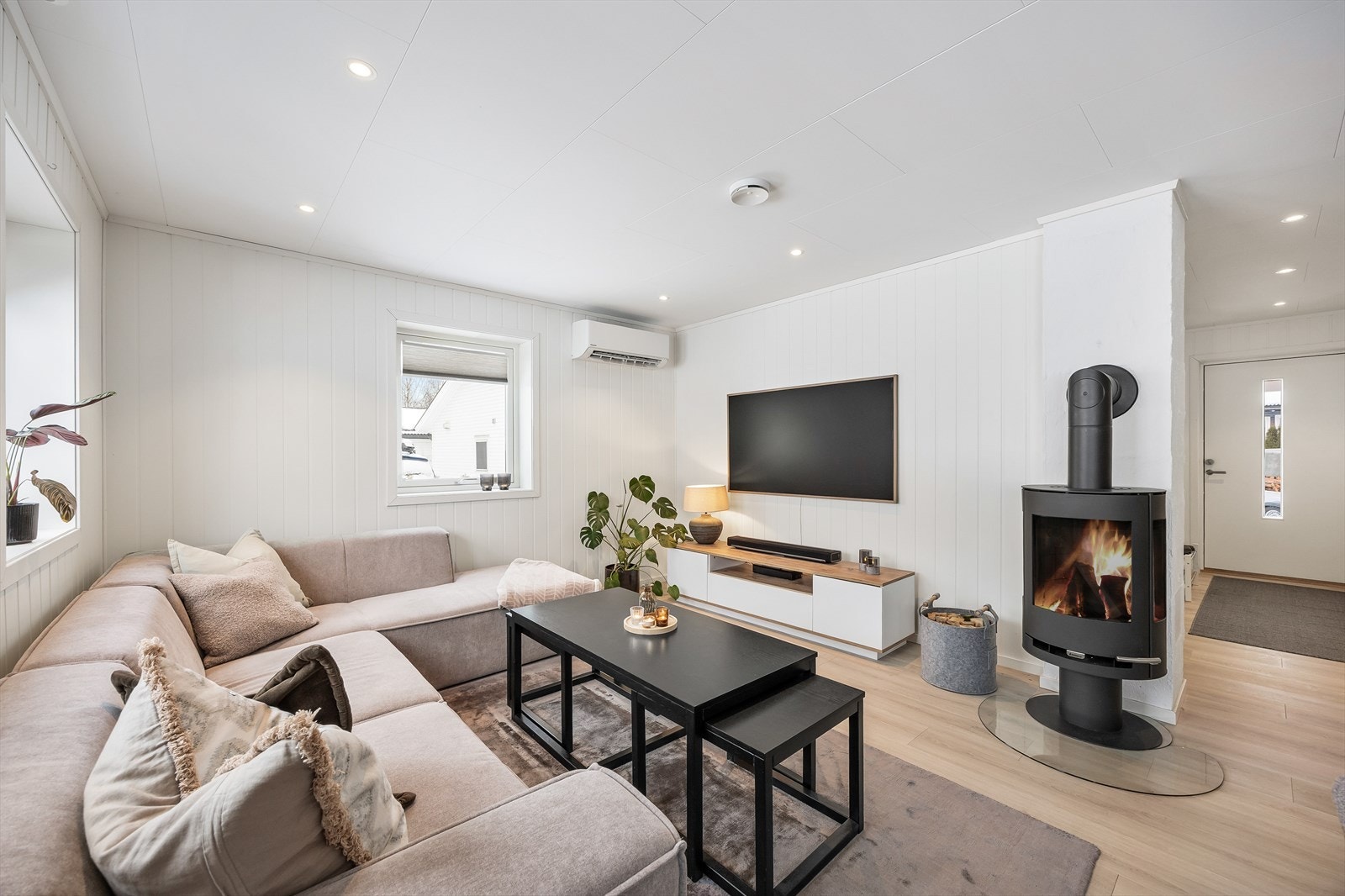 Med både varmepumpe og peisovn er du sikret en lun, behagelig temperatur året rundt. Galleribilde