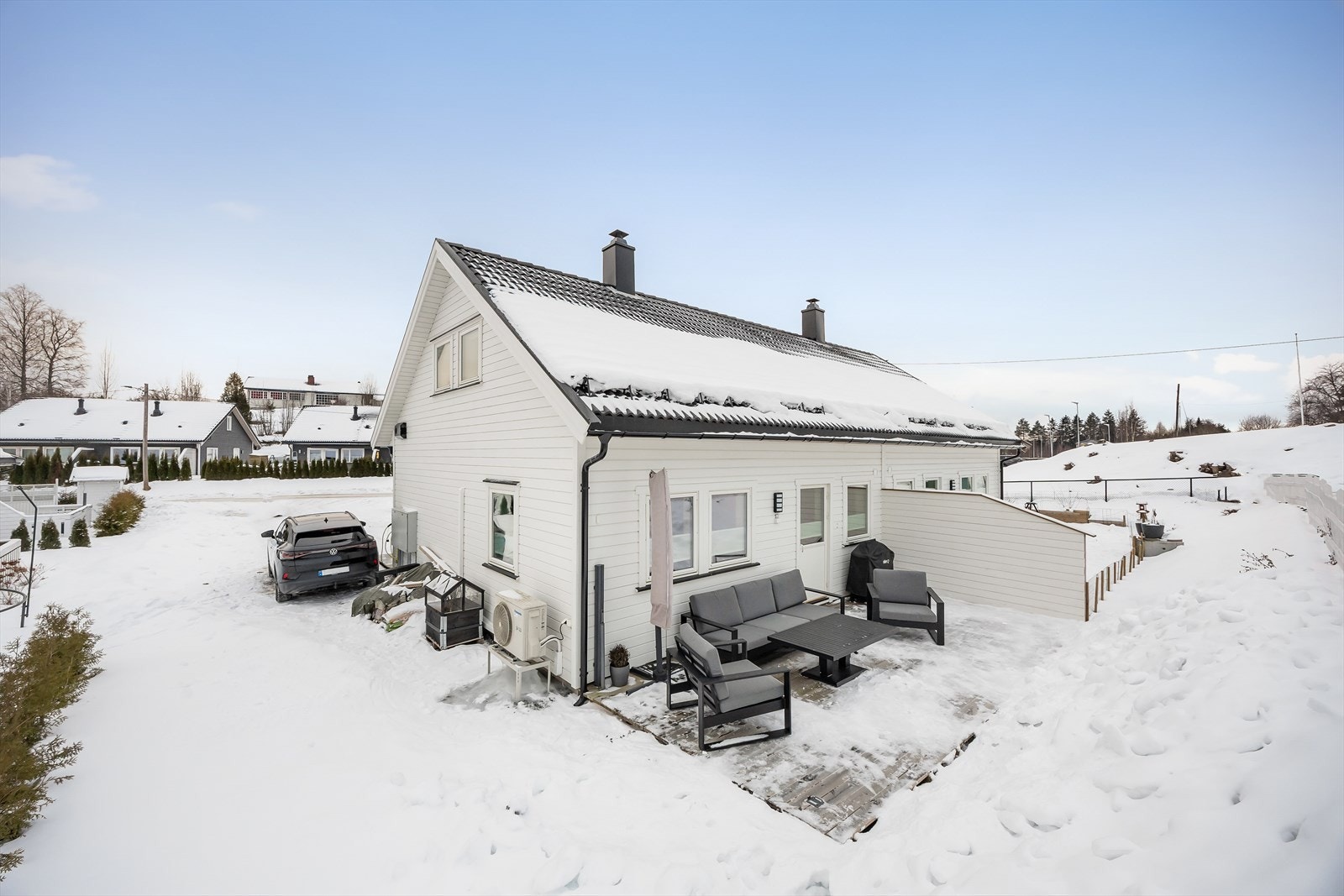 En tiltalende halvpart av en vertikaldelt tomannsbolig over to plan - med gangavstand til alle sentrumsfasiliteter. Galleribilde