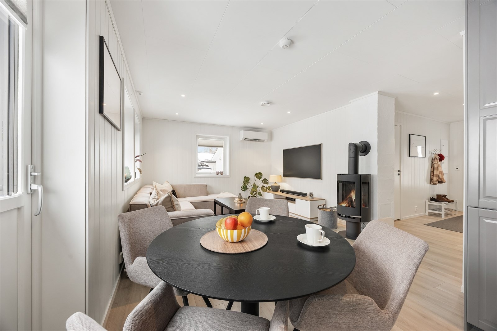 Laminatgulvet fra entréen fortsetter inn i allrommet - noe som gir et helhetlig uttrykk. Galleribilde