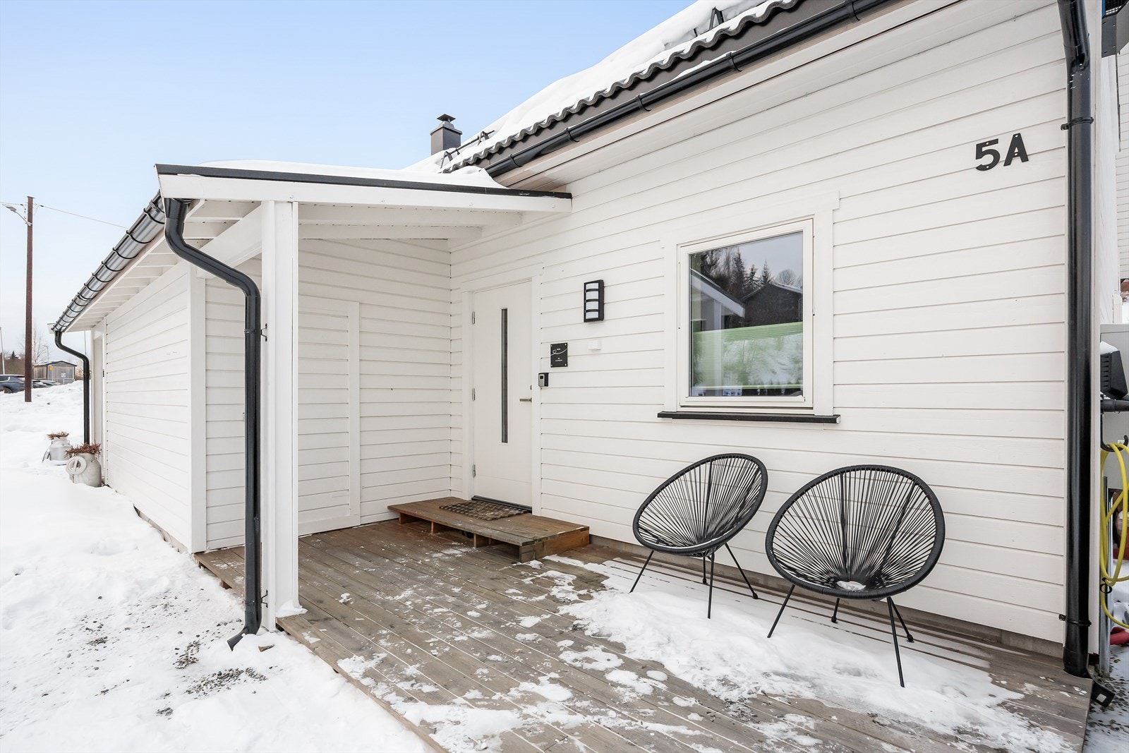 På begge sider av boligen er det solrike uteområder. Ved inngangspartiet er det etablert en fin adkomstterrasse med god plass til utemøblement. Galleribilde