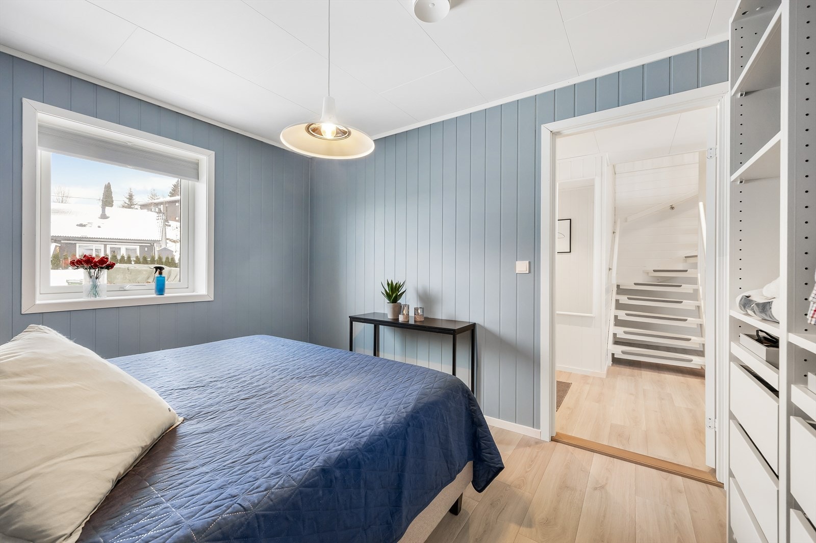 God oppbevaringsplass i et åpent garderobeskap med skuffer, hyller og klesoppheng. Galleribilde