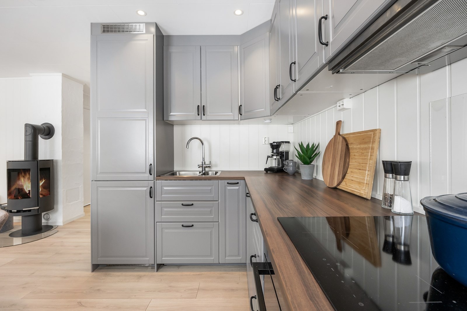 Det er godt med skap-, skuffe- og benkeplass. Galleribilde