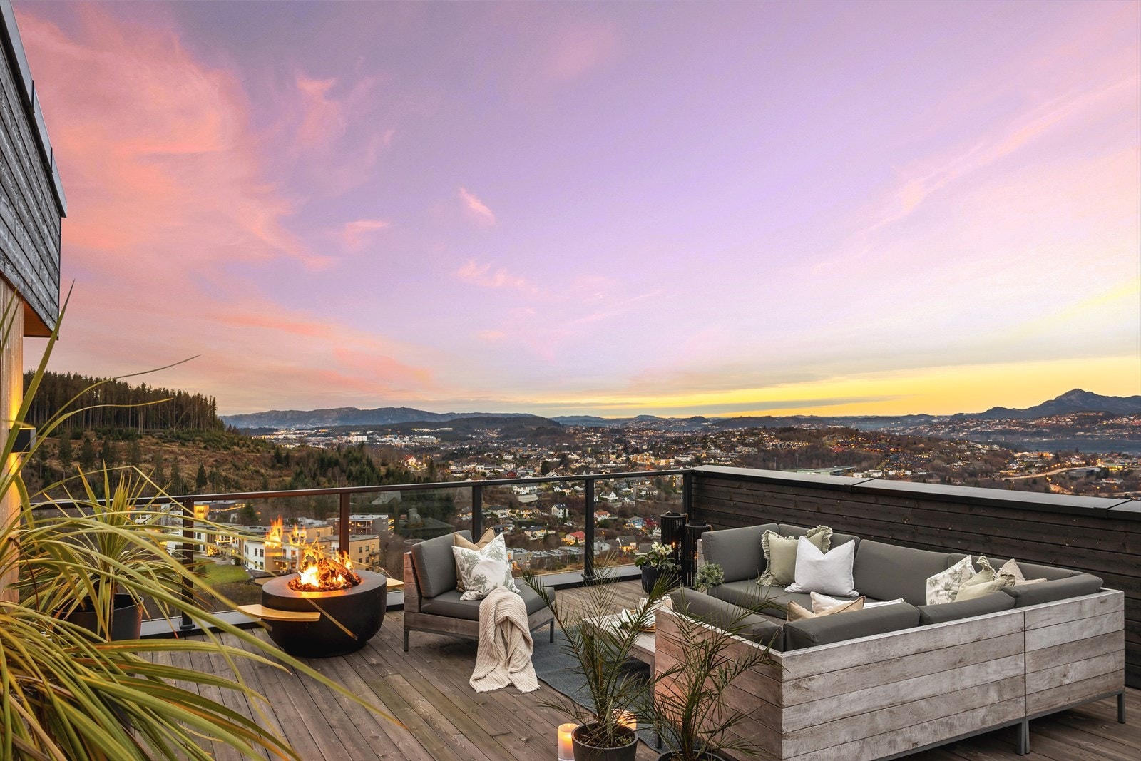 Her får du en idyllisk kombinasjon av gode solforhold og fantastisk utsikt. Galleribilde