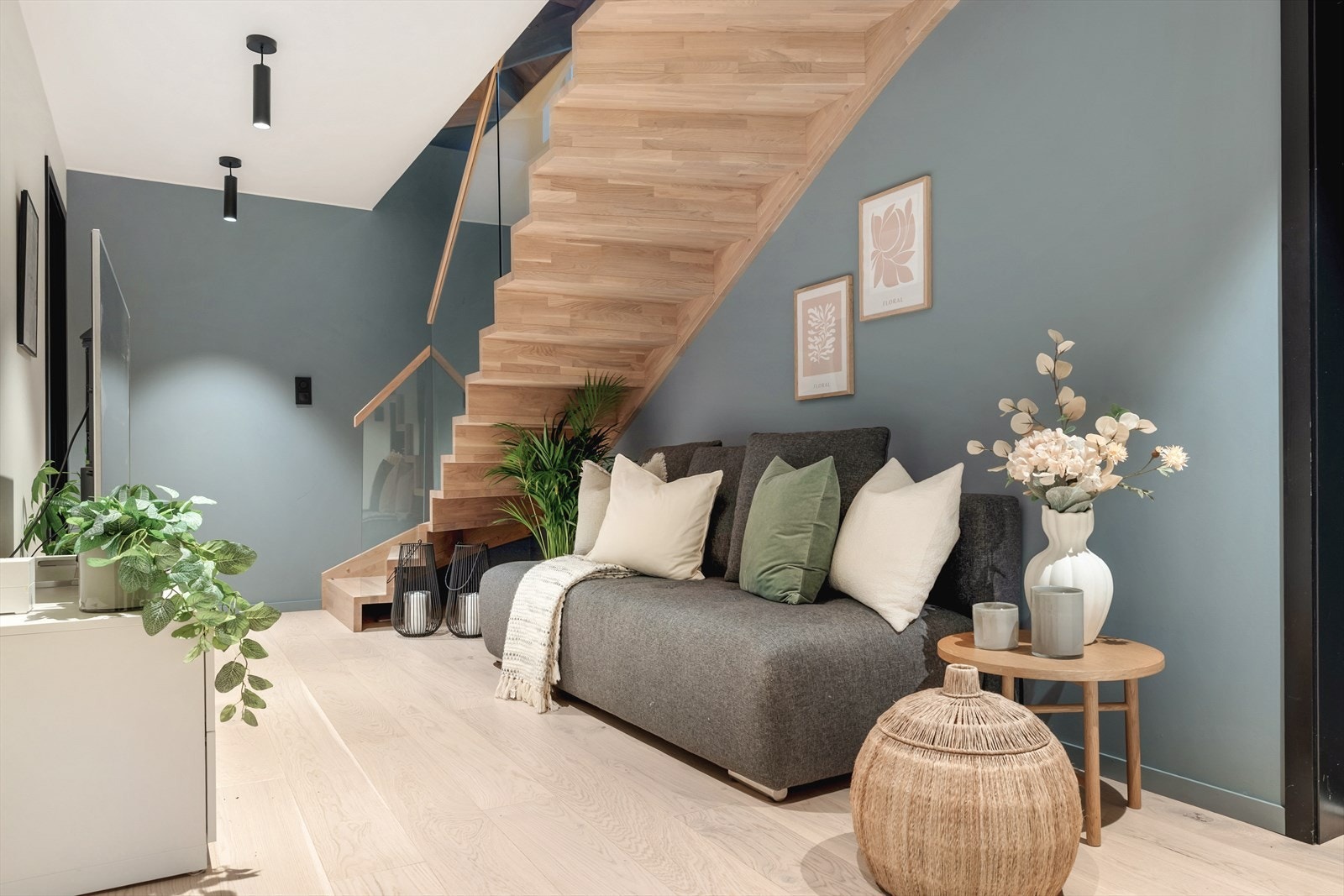 Ned trappen kommer du til underetasjen, med en koselig tv stue. Galleribilde