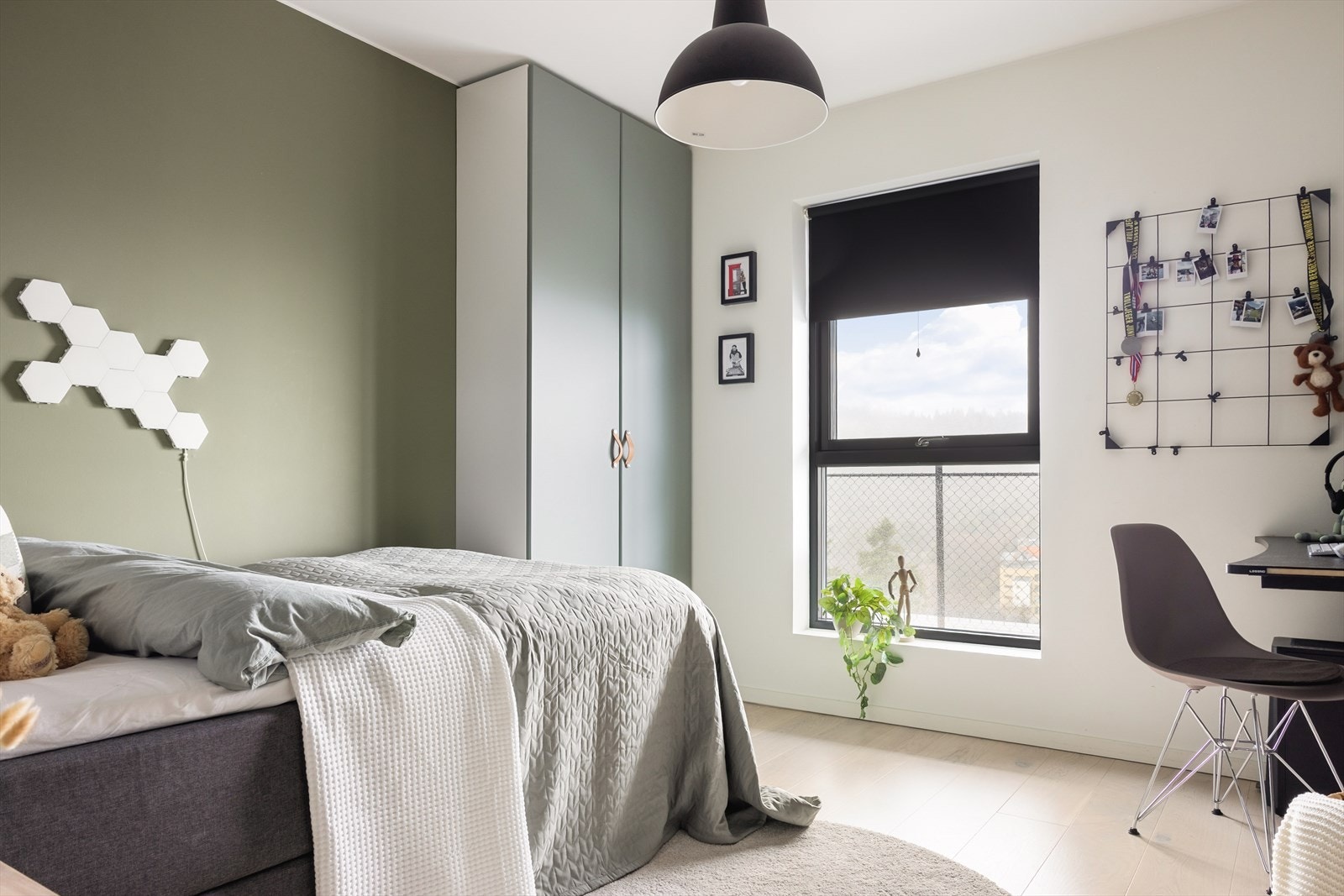 Soverom 3 - Innredet med seng, garderobeskap og pult. Galleribilde