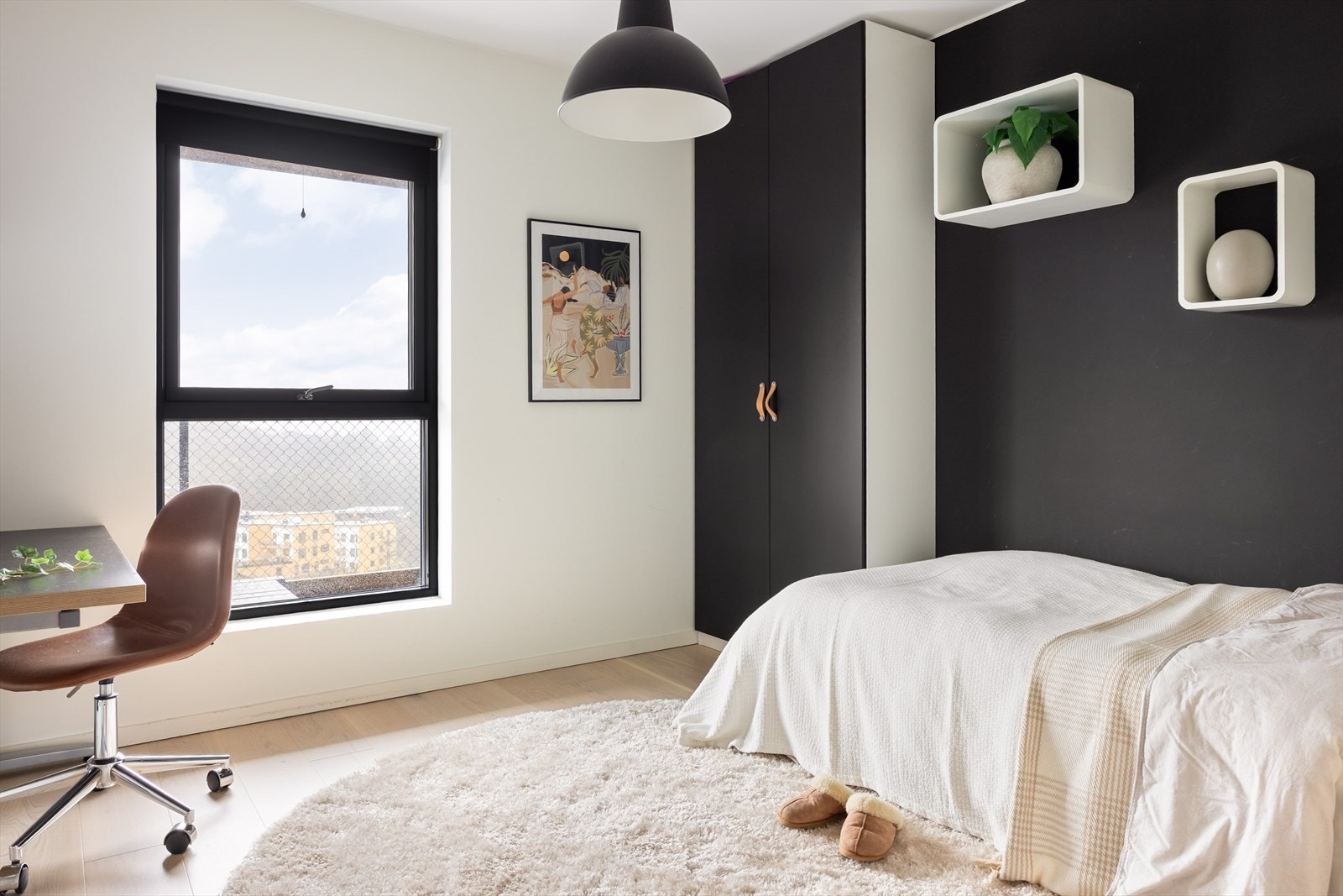 Soverom 2 - God plass til garderobeskap og pult. Galleribilde