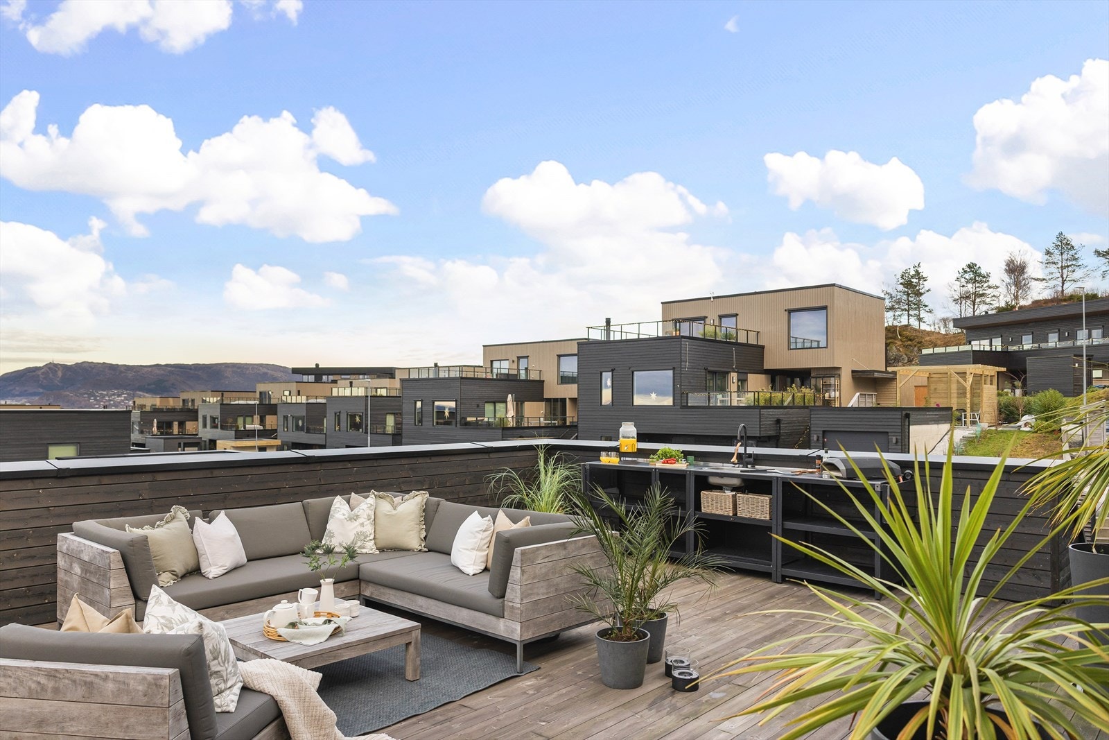 Boligen har en særdeles attraktiv beliggenhet i et nyetablert og populært boligområde på Nøttveit i Fana bydel, like ved Smøråsfjellet. Galleribilde