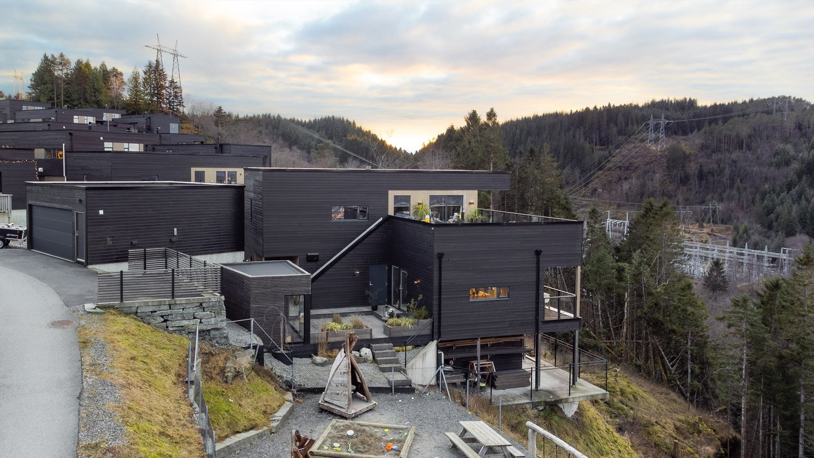 Fra boligen er det umiddelbar nærhet til flotte tur- og rekreasjonsområder. Smøråsfjellet byr på et rikt aktivitetstilbud med turstier, badevann, bål- og rasteplasser, frisbeegolf, zip-line og den populære eventyrskogen . Galleribilde