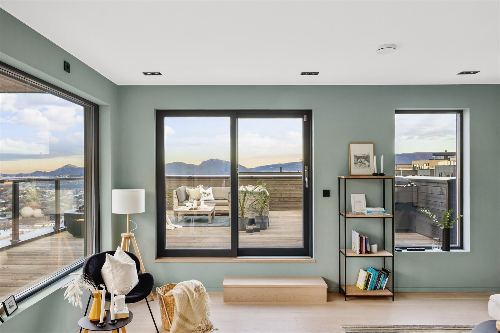 Gjennom skyvedørene kommer du ut til takterrassen. Galleribilde