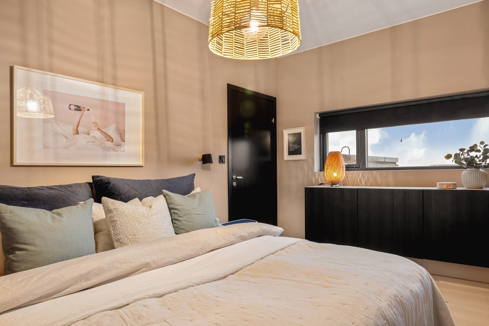 Boligens hovedsoverom med plass til stor seng, skap og tv benk. Galleribilde